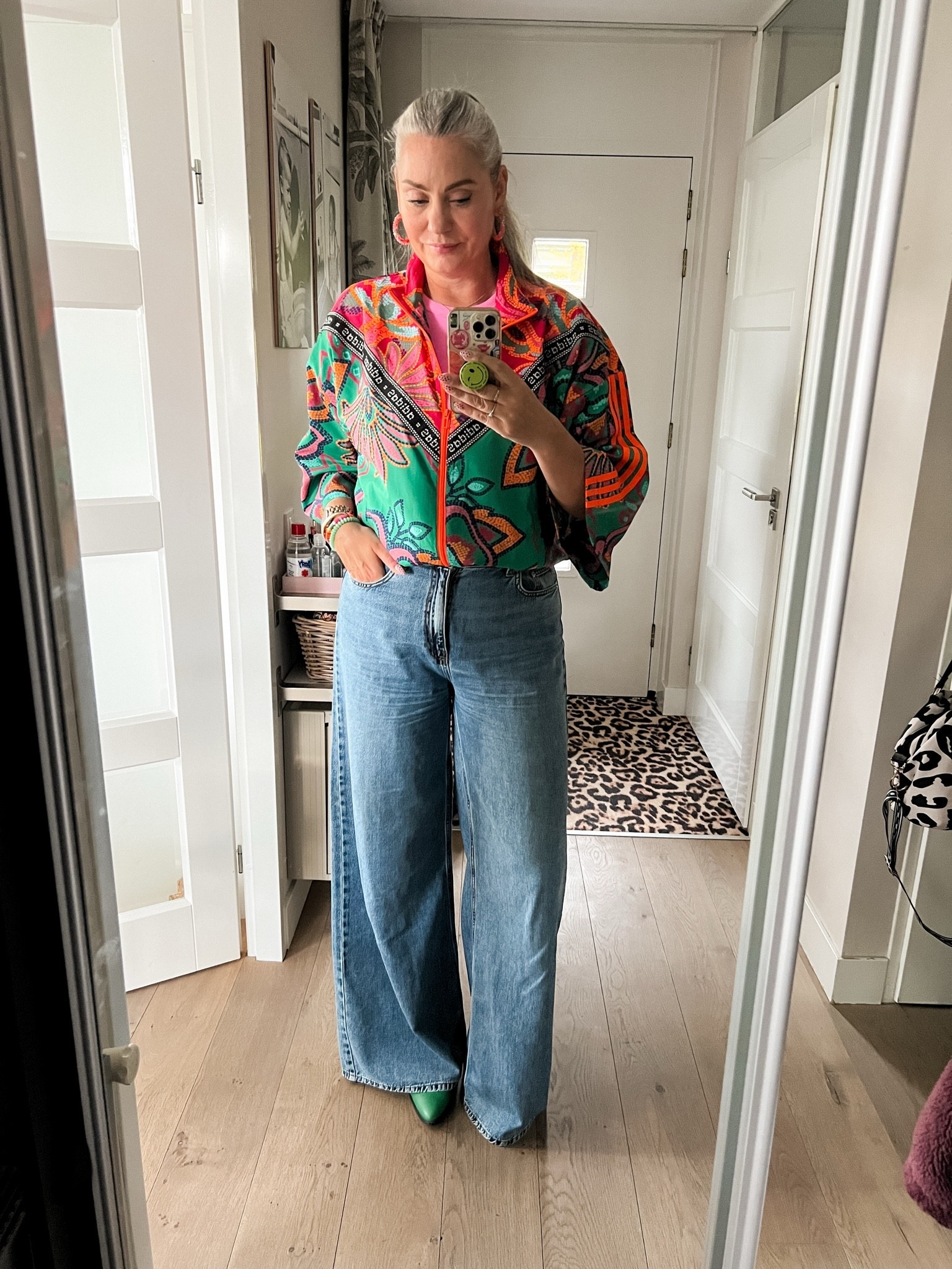 OOTD - Woensdag. Roze tanktop (maat L, https://most-wanted-nl.mtpc.se/6168848) met daaroverheen een Adidas x Farm Rio jasje (oud) en een super wide leg jeans (maat 42/36) en oude groene cowboylaarzen van Sacha.

#LTKnederlands #LTKeurope #LTKmidsize