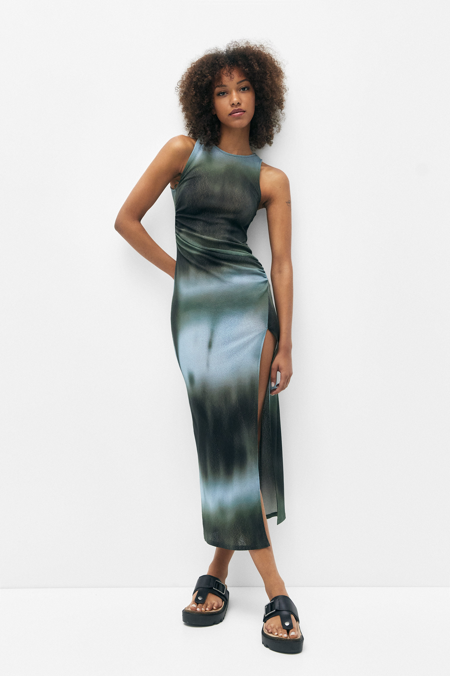 Langes Kleid mit Tie-dye-Print | PULL and BEAR DE