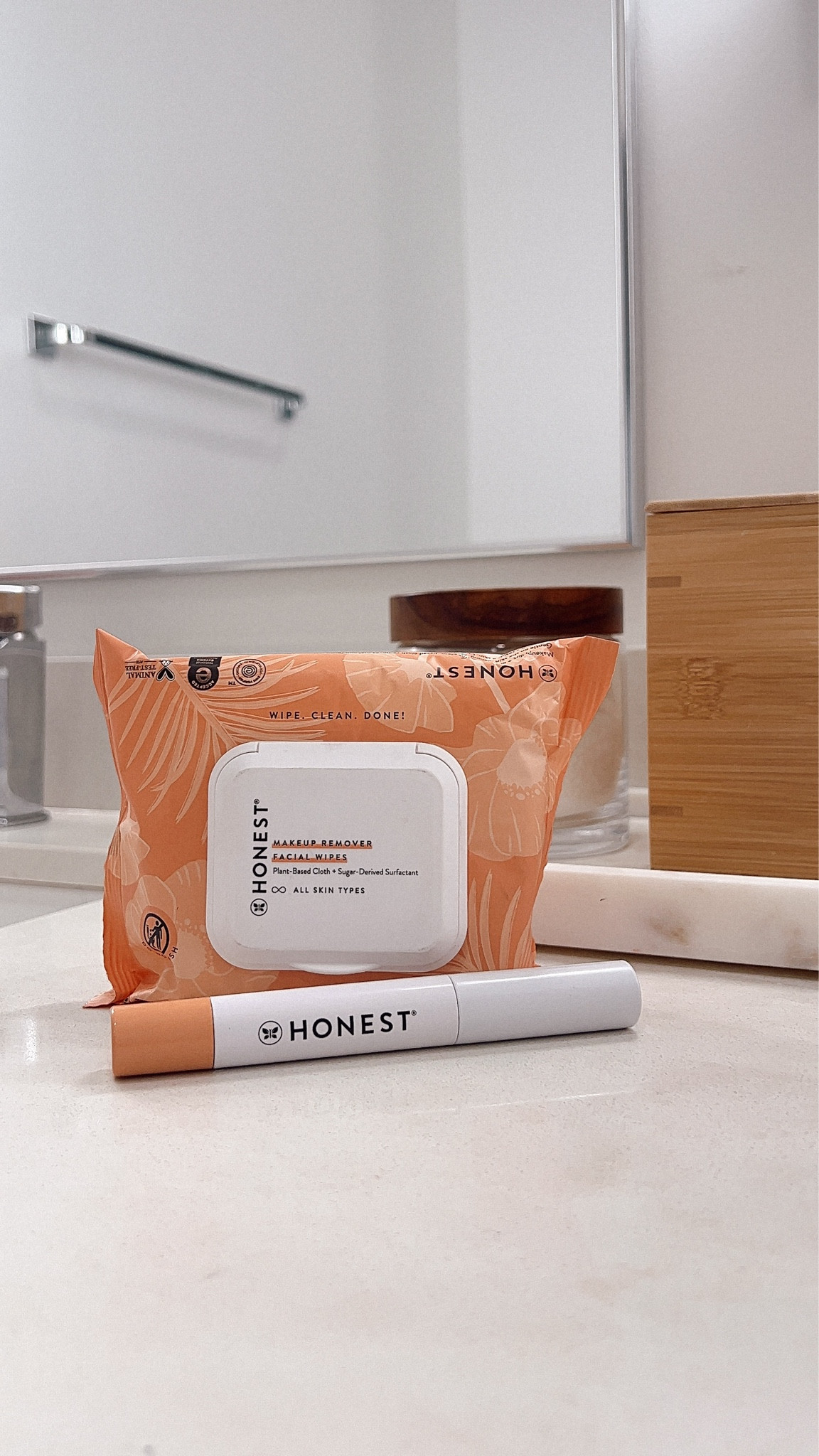 
#Ad Imma rock my natural lashes any day ✨

For an everyday mascara, I’m loving @honest_beauty’s Extreme Length 2-in-1 Mascara. I’ve never used a lash primer before, and this one really helps to create an even base that gives richness in color. I use about 2-3 coats for a bold look. 

To remove my mascara and full face of makeup, Honest Beauty’s gentle, plant-based and hypoallergenic formula easily dissolves everything in just a few swipes. I love the glow my skin is left with without having to rinse off afterwards. 

#cleanbeauty #targetbeauty #Honestambassador #Target #TargetPartner #targetstyle 