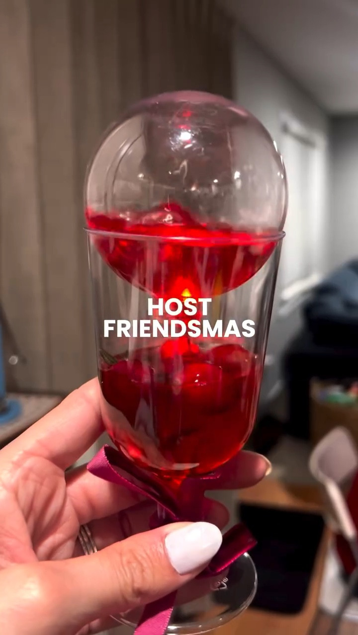 time to mistle-toast to the szn of #friendsmas 🥂

From the @pinterest vibes to the decor to the friendships new & old to my @ltk.home #holiday photos making it out of the groupchat… Tyler & I did it! Our first friendsmas x2! 

✨Adding everything I used in my HOME highlights!

#planeandcheesy #travel #foodie #hosting #lifestyle #newhome