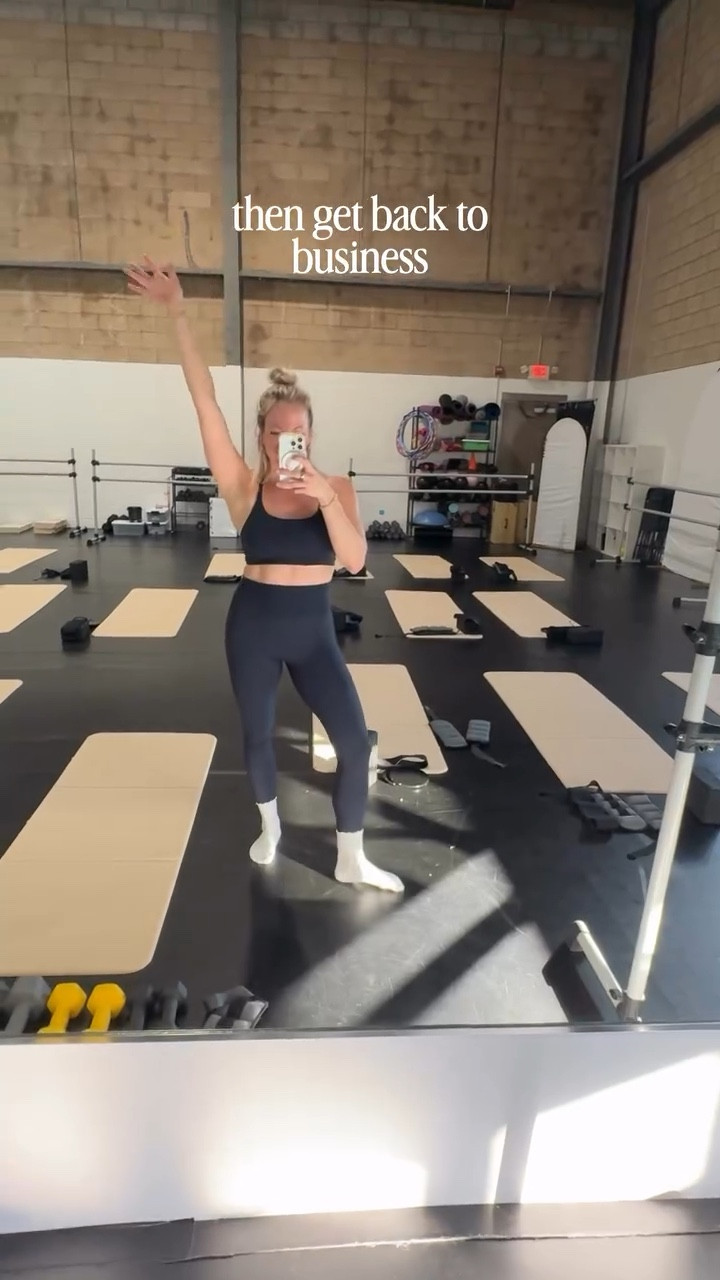 Loving this trend. Women are unstoppable. As a 3x c-section mama I’ve rebuilt my body over and over again and it just keeps getting stronger 💪💪

If I was going to start my postpartum fitness journey over again tomorrow I would do this:

Walk, all the time. Get outside. Go on stroller walks, baby carrier walks. 

Spend 5-10 minutes a day doing deep core work and breath work. 

Lift weights 3-4 times a week. It doesn’t need to be an hour. 30 mins is plenty.

Find movement you enjoy and leave the mom guilt behind. You deserve to feel strong and confident in your body 🤍🤍

#postpartumfitnessjourney #csectionrecovery #csectionmom #postpartumfitness #csectiontransformation