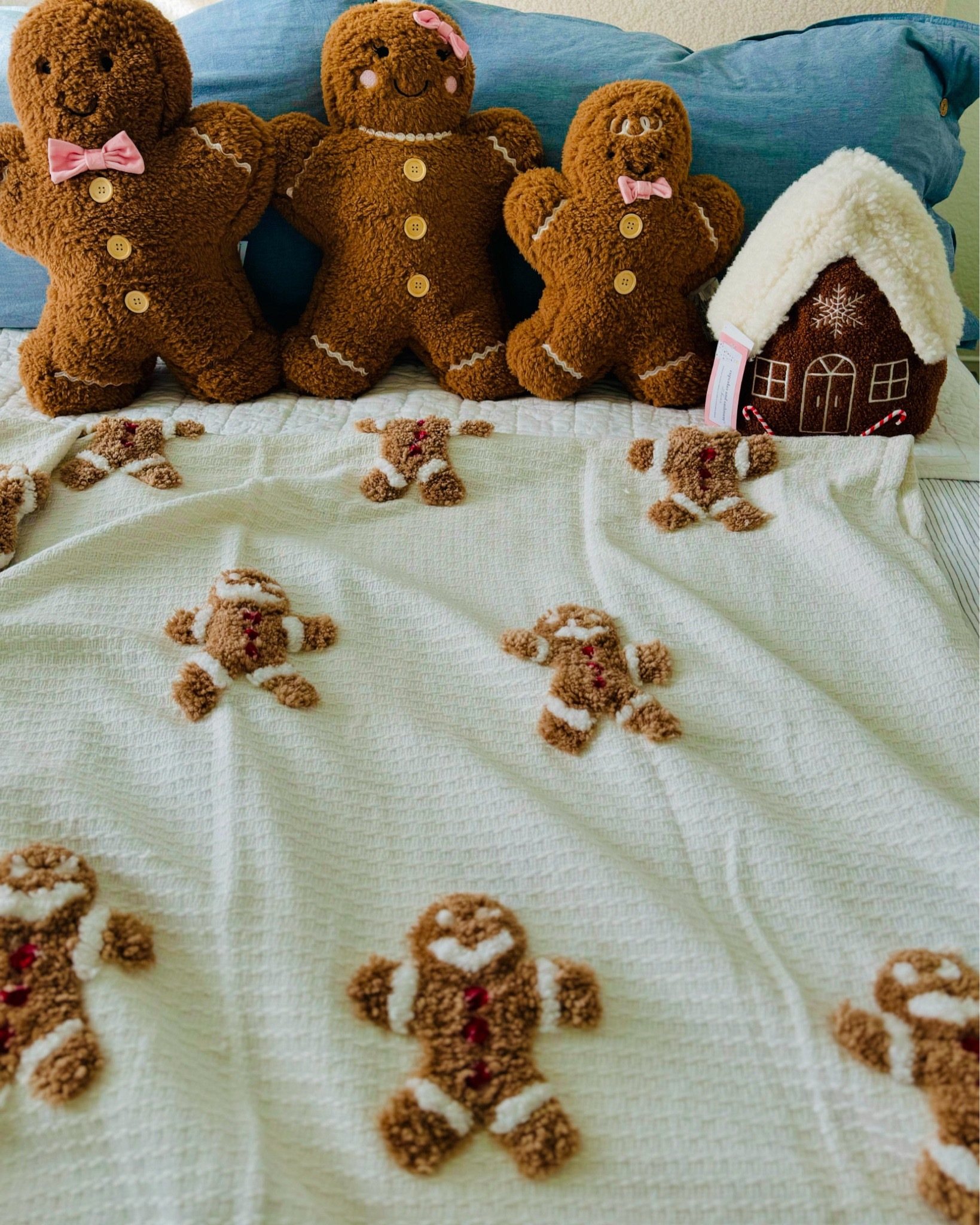Viral Gingerbread Blanket and Gingerbread Pillows #ChristmasDecor #HolidayHomeDecor #ChristmasDecorInspo #GingerbreadDecor #ChristmasVibes #CozyChristmas #HomeForTheHolidays #CozyHome #HolidaySnuggles #BlanketAddict #CozyChristmasDecor #WinterWarmth #HomeGoodsFinds #HomeGoods

#LTKHome #LTKSeasonal #LTKHoliday