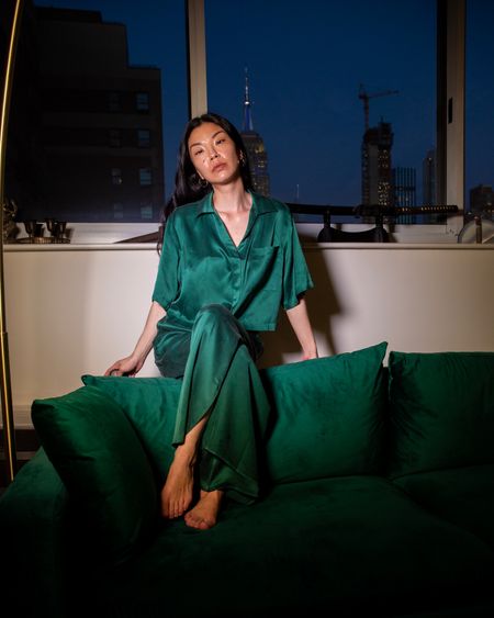 Staying in city chic, festive and well-rested in my new silk set @lunya 🌃🌲 The color is soooo good! This set has an ultra-flattering flat front high-waist pant with side slit (for hot sleepers who want a little leg ventilation), but the top comes in a cropped length that hits perfectly at the waistband. Bonus? Chic elongated arm length that hits at the elbows. 😍🥰 Use my code SUZANNESPIEGOSKI for 15% off your first order! #pajamas #loungewearset #silkset #lunya #loungewear #luxuryloungewear


#LTKHoliday #LTKSeasonal #LTKGiftGuide