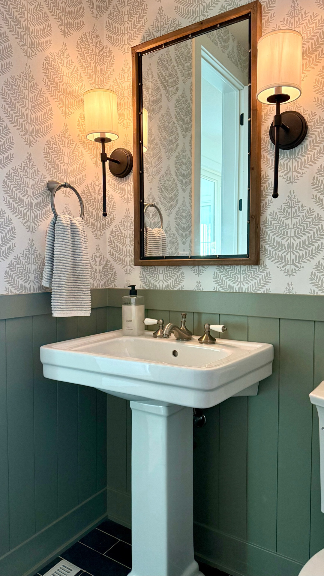 @ad Comment “SALE” on I will send you a link.

My powder bath sink, mirror, and lights are from @wayfair and part of the wayday sale starting October 26th!

#wayfair #wayfaircreator #wayday #WayfairElevate #powderbath #whitehouse #wallpaper