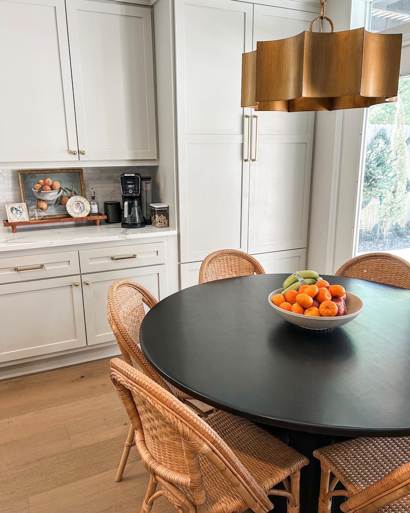 Breakfast nook 💞





Round table
Dining table
Chandelier 
Coffee bar 
