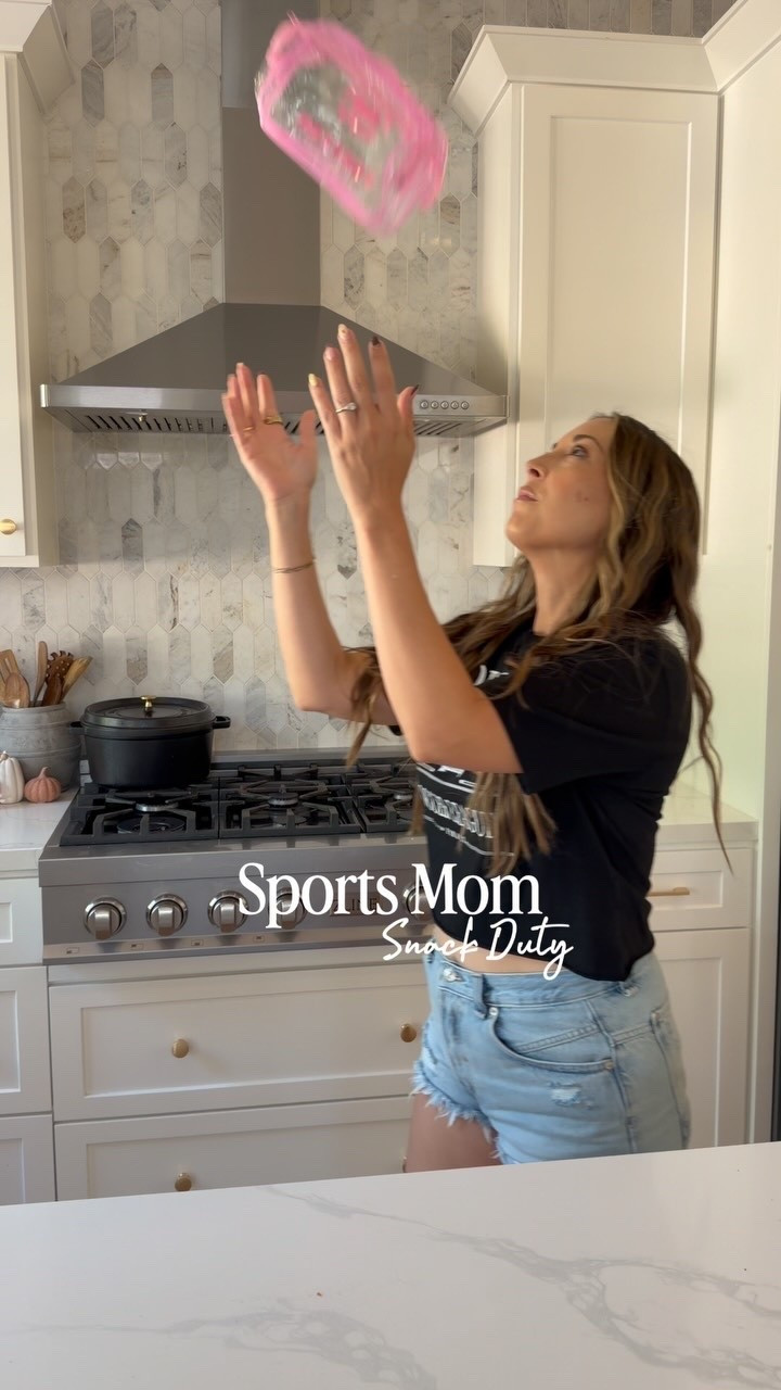 It’s my turn to be snack mom this week! I love finding cute and fun snack bags to bring a little joy to the team after a game! 

I also bring drinks and oranges for the girls during half time. 

Comment SHOP and I’ll send you everything I used. 

#adaydreamblog #momlife #soccermom #snackduty #soccersnacks gift bags girls soccer team mom