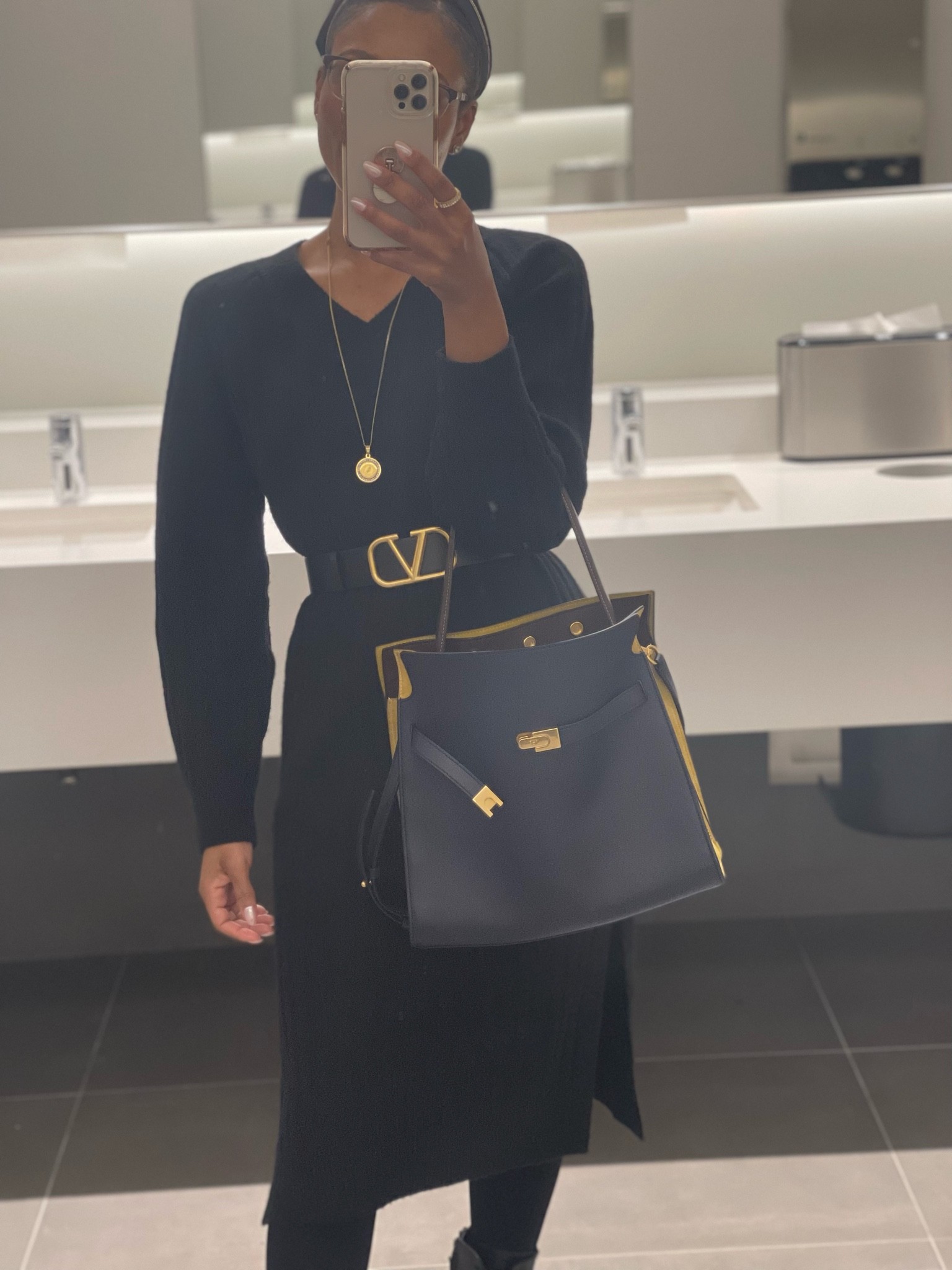 I wore this black knit sweater dress from HM to the office today. It’s loose fitting but styled it with a belt to cinch the waist. Plus my favourite handbag for fall. 
#leeradiziwill #toryburch #valentinobelt #falloutfit #sweaterdress #thanksgivingoutfit #workoutfit #workhandbag #valentino

#LTKworkwear #LTKSeasonal #LTKitbag