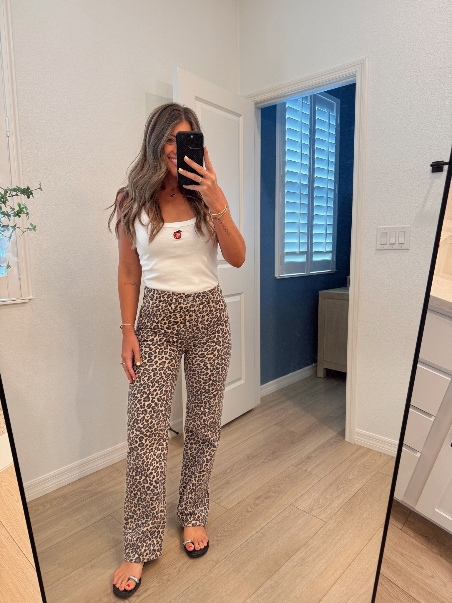 2/26 short. True to size. Code DENIMAF gives you an extra 15% off at checkout!

This style is sooooo good!!!! So flattering. Easy to dress up too!! These are fabulous and come in several washes. 


Leopard  print
Relaxed jeans
Casual outfits 
Fall outfit 
Fall transition 

