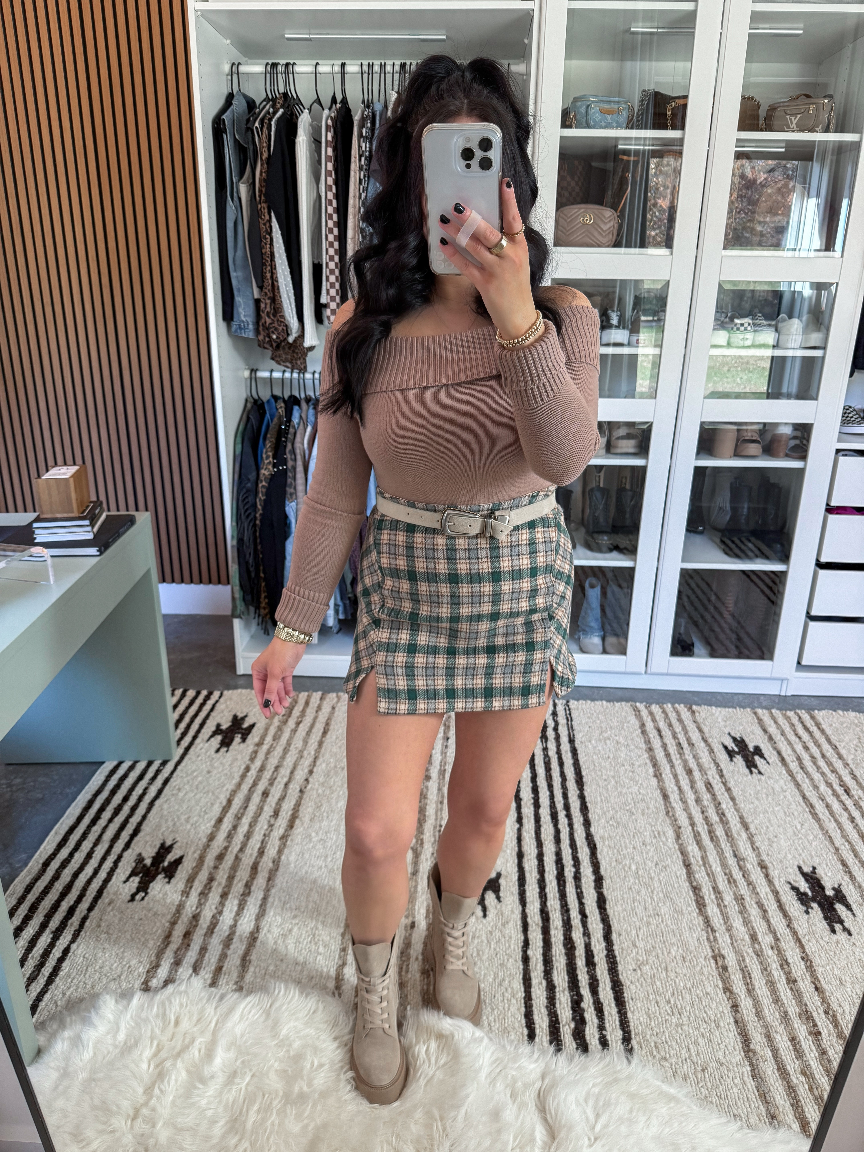 Simple Neutral Outfit for the Holidays 🎄

Sweater Top - small
Skirt - small
Belt - small

I kept it super simple with this holiday outfit option! Paired this skirt (the dark green plaid is perfect for the holidays without being too overwhelming!) with this neutral off the shoulder sweater top. Finished the look with some platform combat boots and a western belt to bring in the waist! 🤍

 

 #LTKHoliday #LTKFindsUnder50 #LTKFindsUnder100