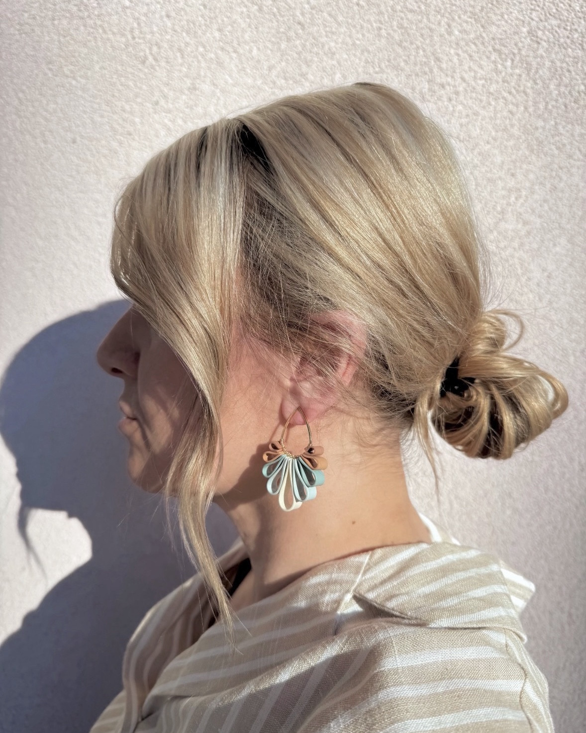 Ribbon Collection dangle earrings from Momo Studio 🤍
Handmade polymer clay, incredibly lightweight, and such a good statement piece without feeling heavy. I styled them with a relaxed, slightly southwest-inspired look and love how the tones tie everything together.
Perfect if you want something bold but still easy to wear.

