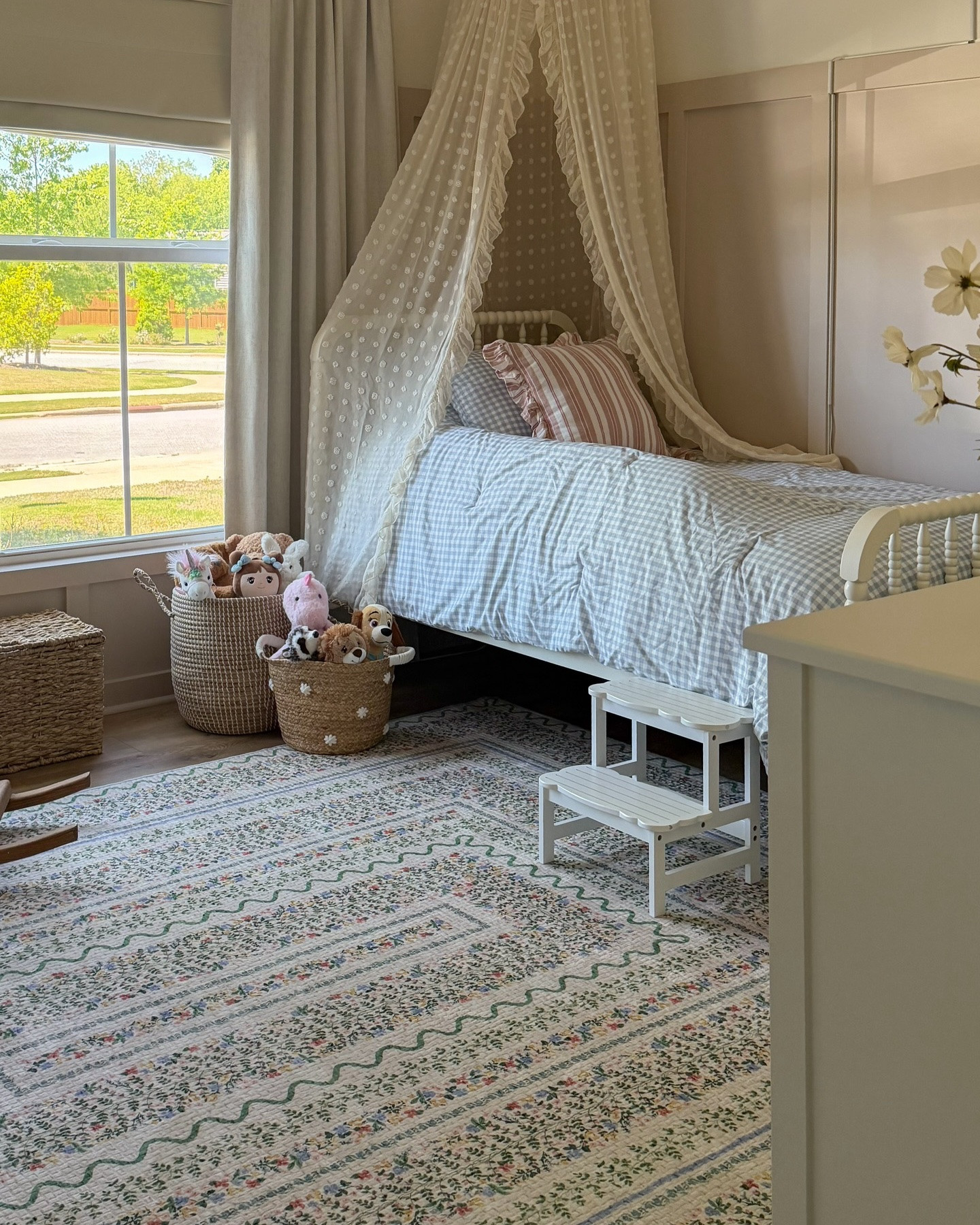 Bringing some joy to my 3 years olds bedroom with this gorgeous rug from @loloirugs x @riflepaperco 🌸

A beautiful & practical choice due to its softness and washability. 

Rug details: Rifle Paper Company x Loloi Orchard Rug in Ivory / Multi (size 7’6” x 9’6”)

#girlsbedroom #girlsbedroomdecor #girlsbedroomideas #girlsbedroominspo