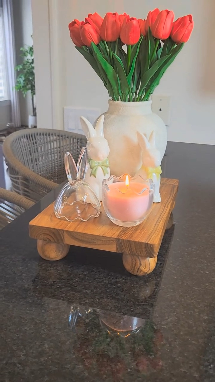 La primavera llegó a este rincón de mi hogar 🌷🐰
Tulipanes rojos, conejitos de porcelana y una vela para crear un espacio dulce, sencillo y lleno de calma.

#DecoracionDePascua #EasterHome #SpringHome #HomeStyling #DecoracionBonita

#LTKHome #LTKmomlife #LTKU