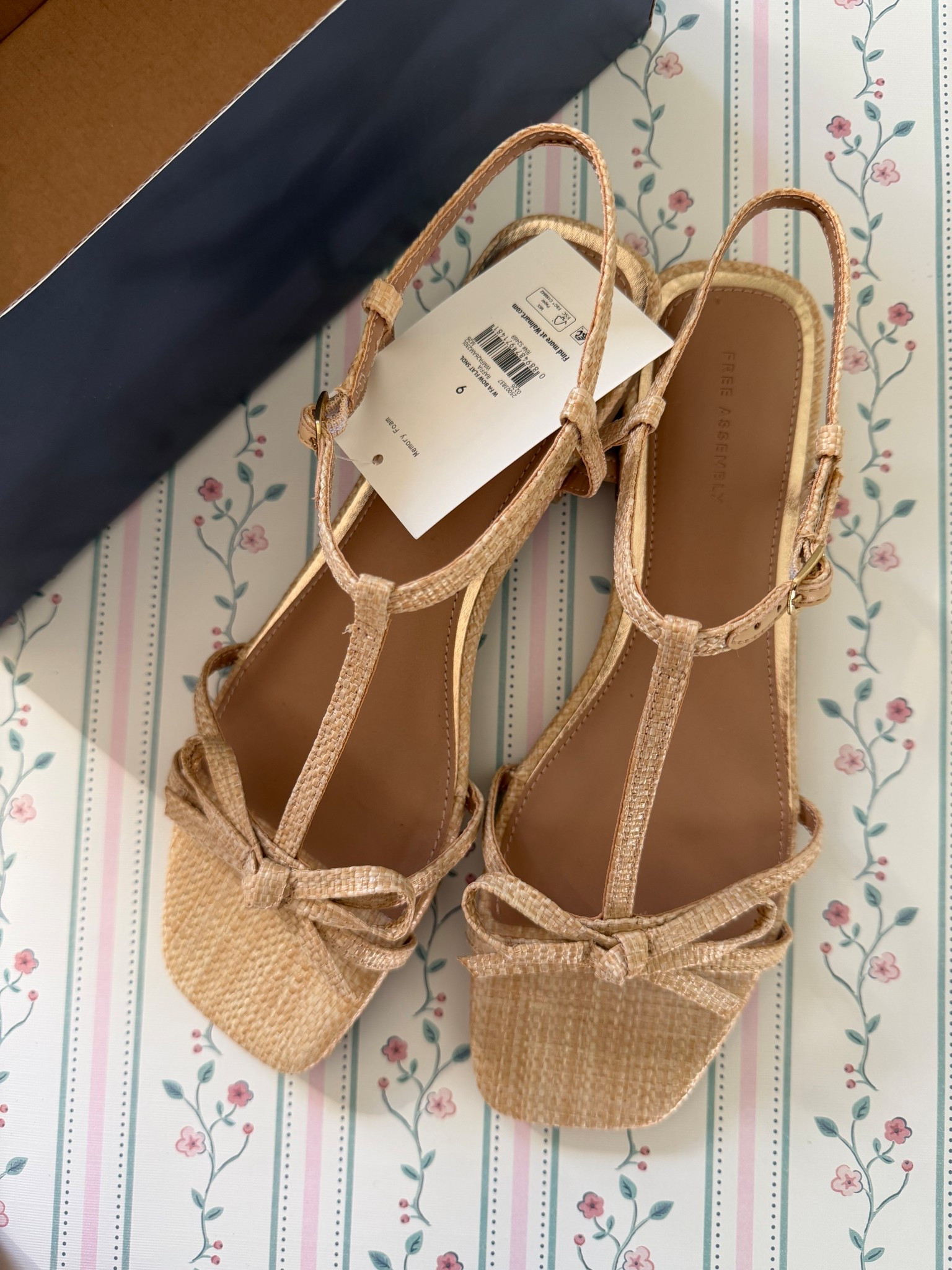 Dreaming of spring !!! Cute new sandals that are selling quick 