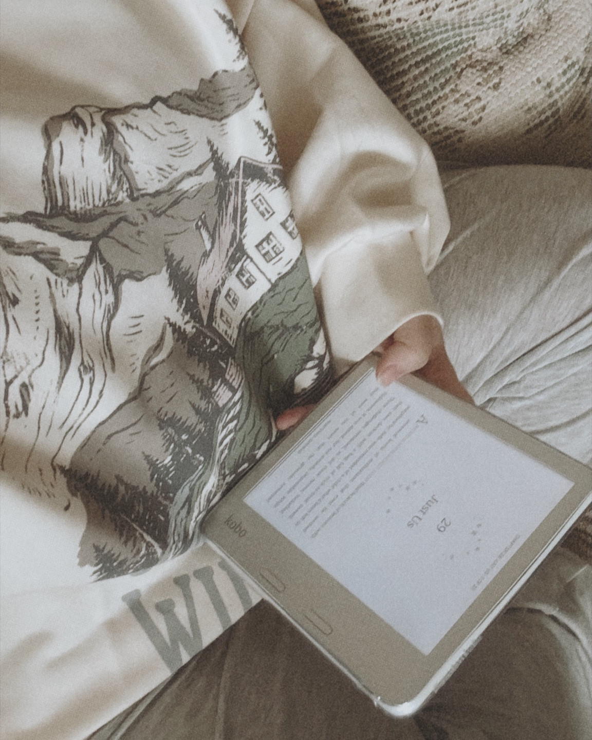 Lazy weekends reading 📖 

#LTKcanada #LTKmidsize #LTKstyletip