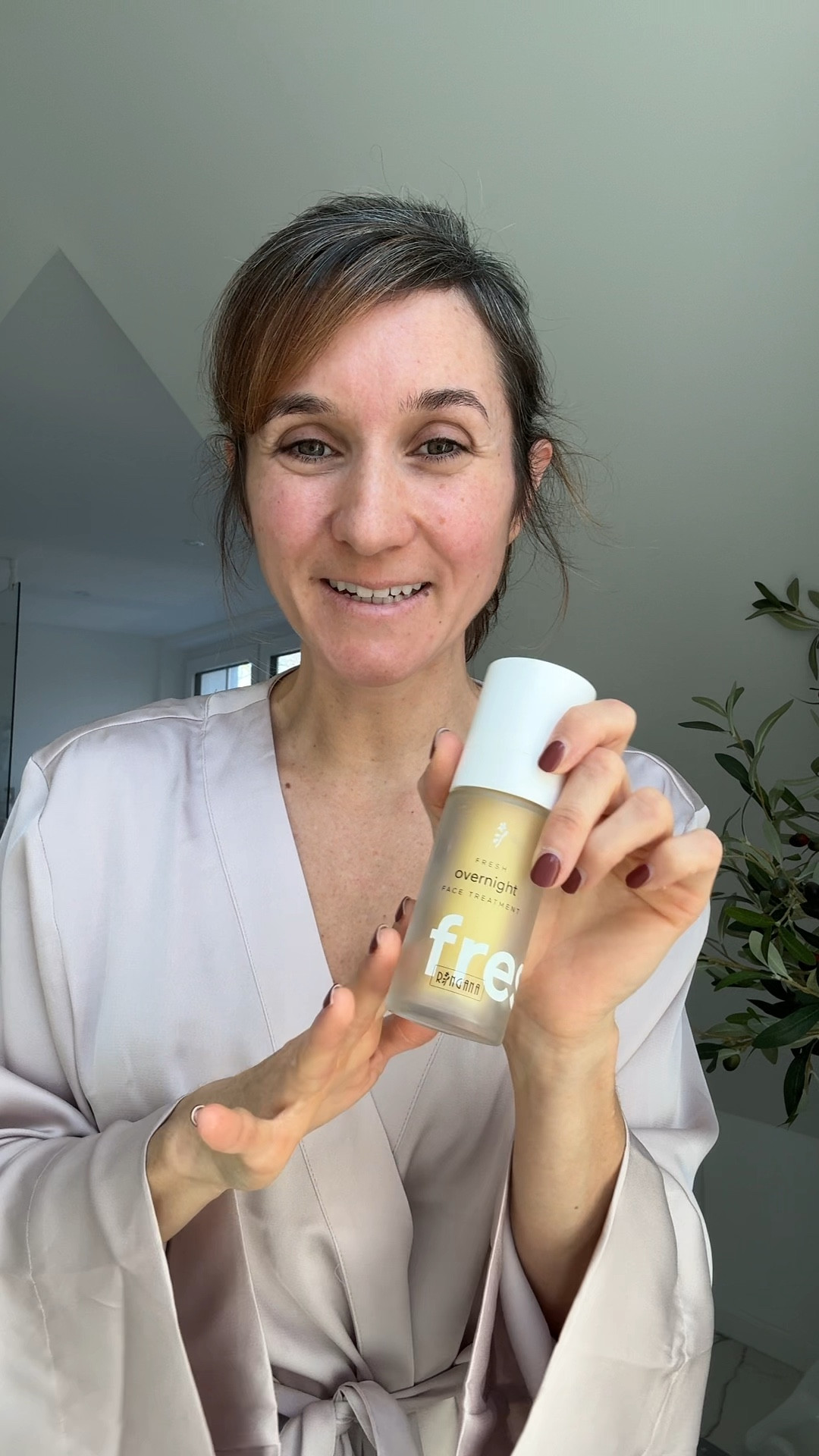 Nutzt unbedingt meinen 20€ Gutschein HANNAWOL auf www.ringana.com 🥰  

Ich zeige euch heute meine geliebte Overnight Face Treatment Creme in der Anwendung! Ich sag’s euch, damit wird euer Schlaf zum Schönheitsschlaf! Sie regt die körpereigene Produktion von Kollagen an, mindern die Tiefe horizontaler und vertikaler Falten und lässt das Hautbild straffer und glatter aussehen. Perfekt für alle, die gepflegt altern wollen ✨

#LTKfamily #LTKbeauty #LTKdeutschland