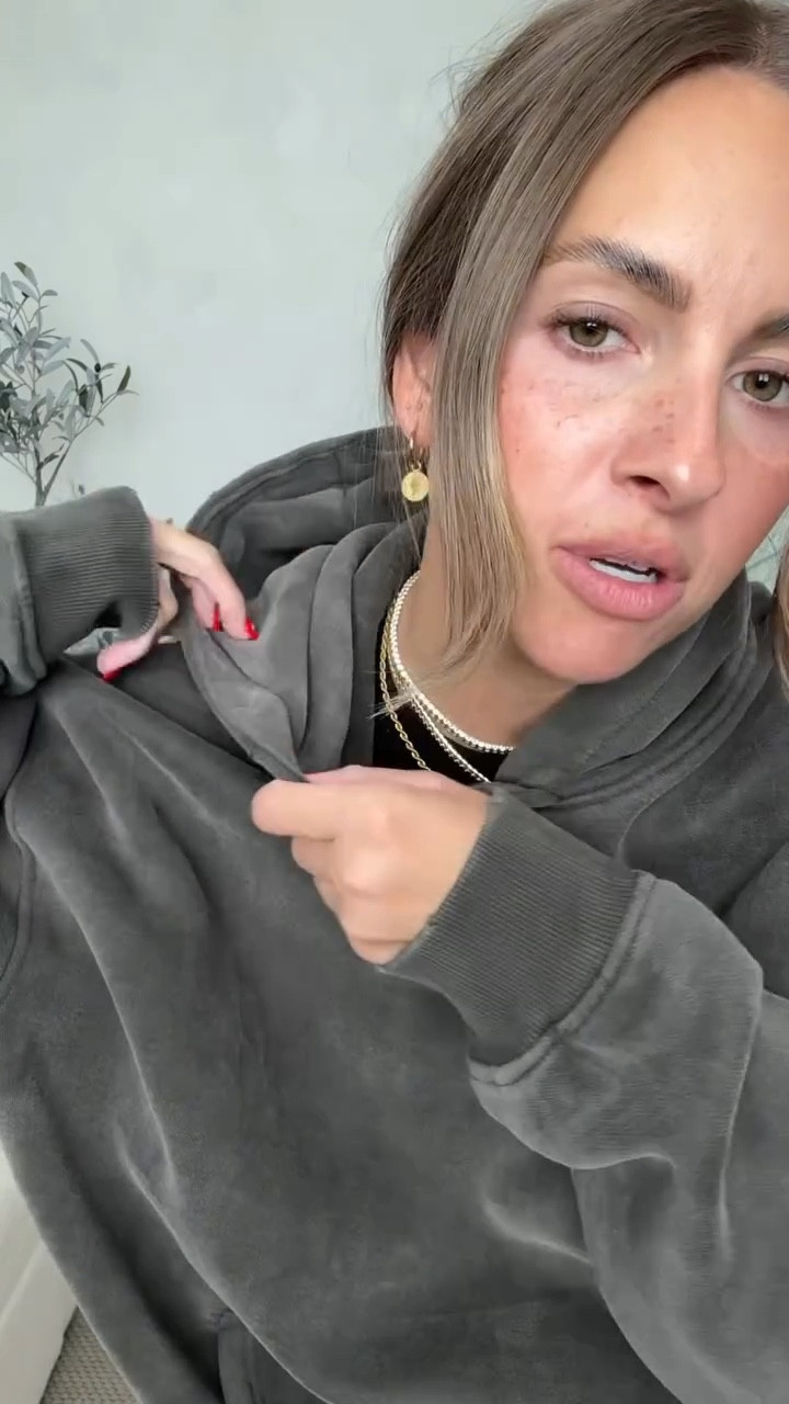 The best oversized sweatshirt to live in when it’s cold and cloudy outside 🥹Amazon hoodies. Amazon fall fashion. Amazon winter fashion. Amazon ootd. Easy Amazon fashion finds.

#LTKmomlife #LTKootd