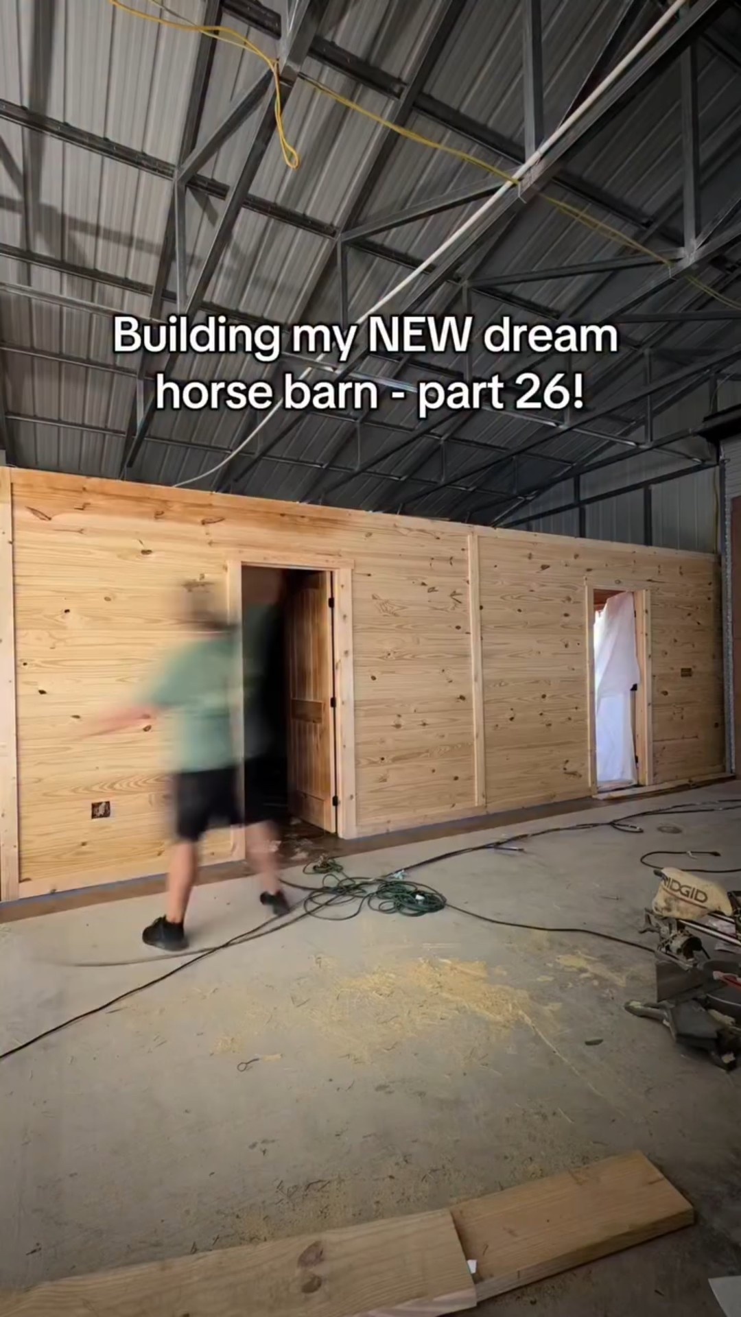 Thanks @parrot_uncle - we have fans in the barn finally!! 🤩 🔗 in bio 
.
.
.
.
.
.
.
 #horsebarn #diy #equestrian #parrotuncle #barnbuild