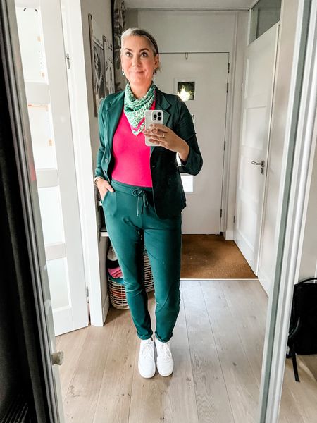 Outfits of the week 

Green suit is from Boutique je m’appelle (M/long) and I paired it with a bright pink t-shirt (L) a leopard print bandana (Primark) and white leather Nike sneakers. 



#LTKeurope #LTKworkwear #LTKstyletip