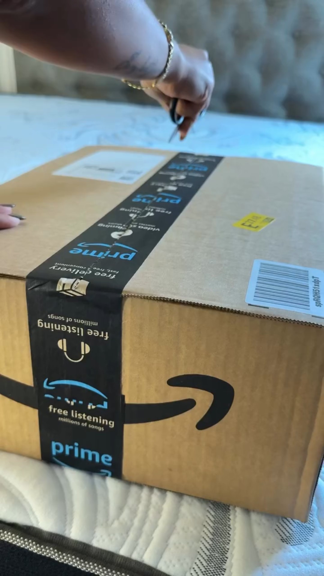 #unboxing Amazon Home Found
 Encontré esta colcha muy cómoda para la temporada de otoño algo liso simplemente para no cargar o combinar. 
Podrás encontrarlo en mi #storefront de @amazon o debajo ⬇️ encontrarás el link 
Link 🔗: https://amzn.to/46CVgJb
@evergraceliving @stackinfluence #evergrace #evergracepartner #amazonhome #amazonfinds #homedecor