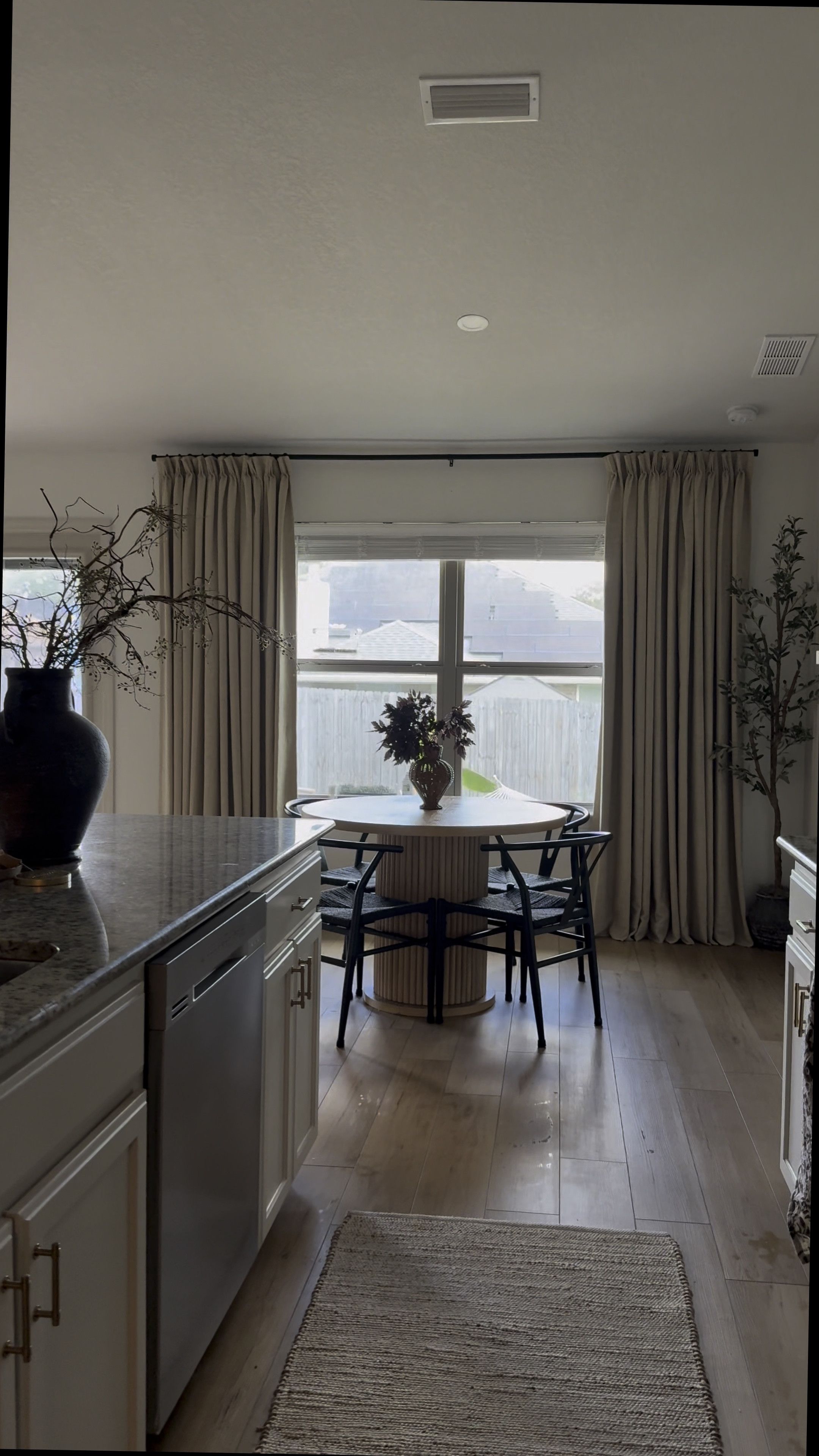 Two Pages Custom Curtains 
DETAILS

Liz Linen Drape Pleated 
Light Khaki 1908-4
Triple Tailor Pleat 
Length : 55 in Height : 95 in 
Thermal 
Memory Shape : Yes 