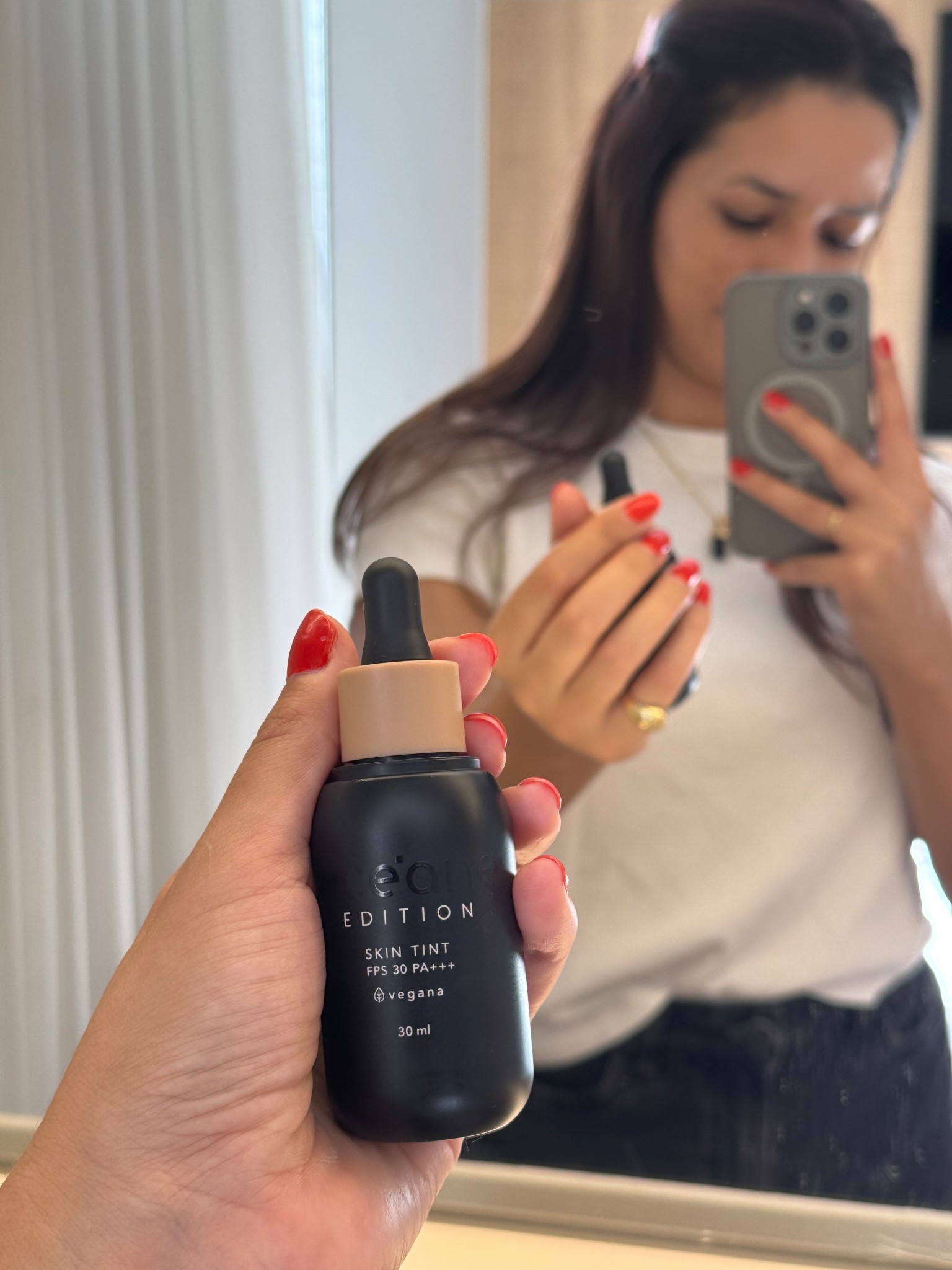 Novidade: Base 

*Lançamento: Skint Tint* 🖤

A Linha Edition acaba de ganhar mais uma integrante que vai conquistar o coração de quem ama make.

A Base Fluida Skin Tint possui uma textura líquida levinha, que cobre a pele uniformemente e melhora a aparência dos poros. Ela também oferece proteção FPS 30 PA+++ contra os raios UVA e UVB, além de ser enriquecida com ativos como bisabolol, alantoína e 4 tipos de moléculas de ácido hialurônico, que tornam este item ainda mais eficiente na hora de cuidar da sua pele, contribuindo para a hidratação e deixando-a mais bonita.
. 
Minha cor é a 230 


#LTKbrasil #LTKbeleza #LTKmodamodesta
