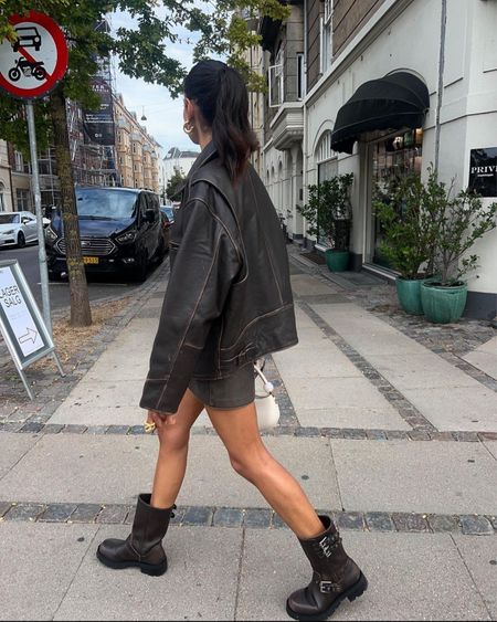 Ensemble biker

mini jupe en similicuir effet usé, mini jupe effet biker, veste en cuir effet usé oversize, veste ample effet biker, bottines cuir, bottines effet usé #bikercore

#LTKstyletip