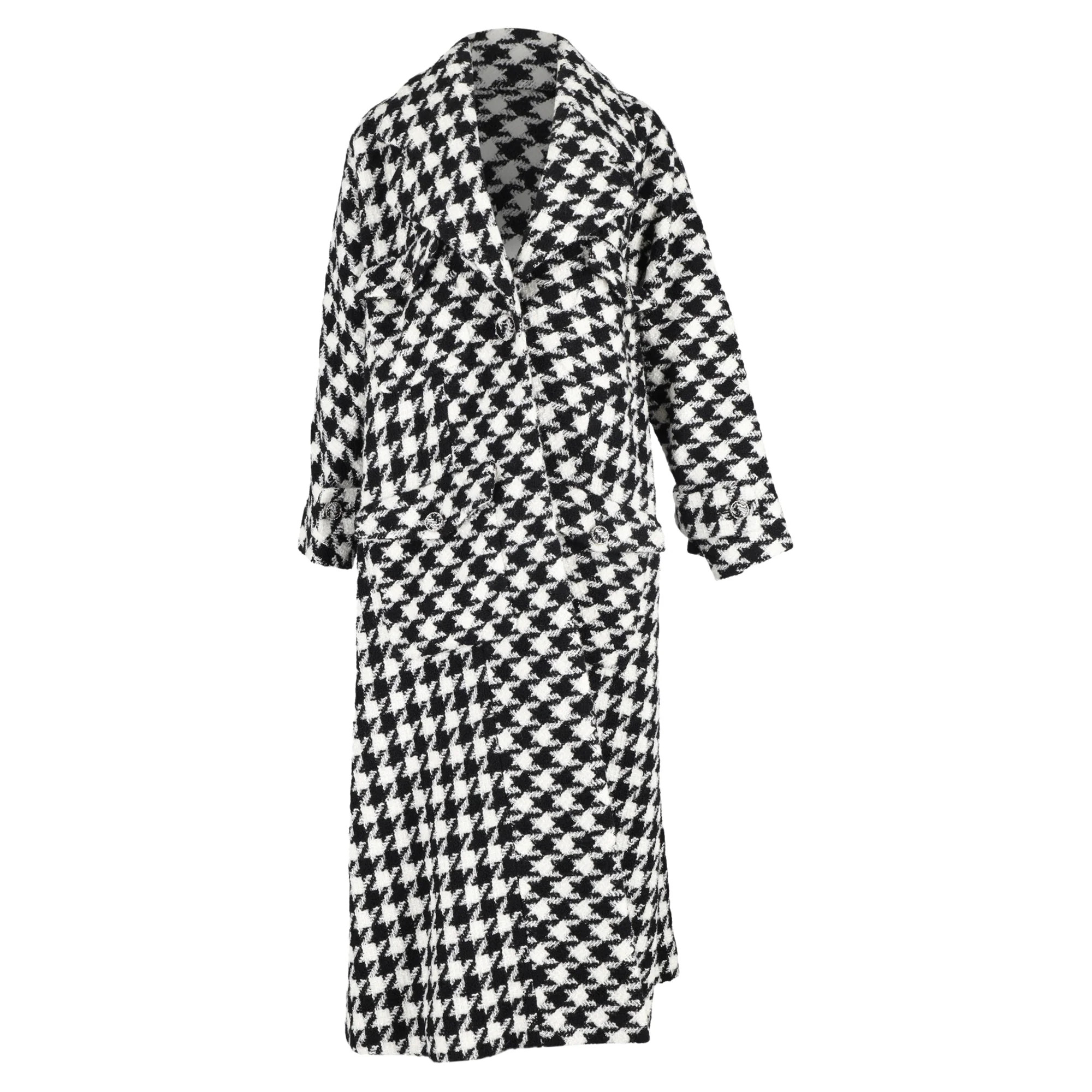 Chanel Houndstooth Single-Breasted Coat with Pockets in Black and White Wool Tweed | Shop Simon