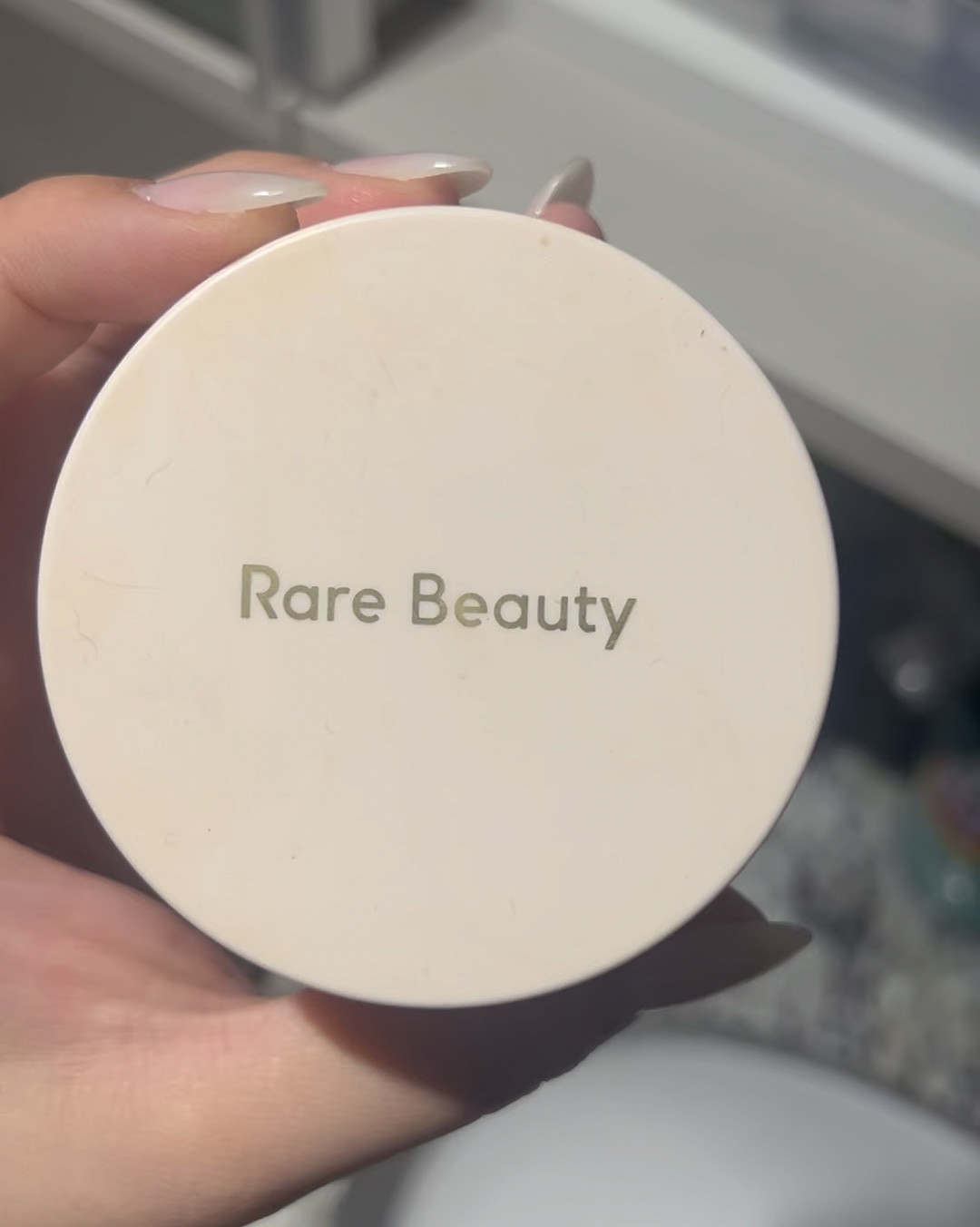 O melhor pó solto que estou usando atualmente em! E o fato dele ter cor melhora tudo! Leve na pele, tira oleosidade, sela e disfarça os poros 

#LTKbeauty #LTKbrasil