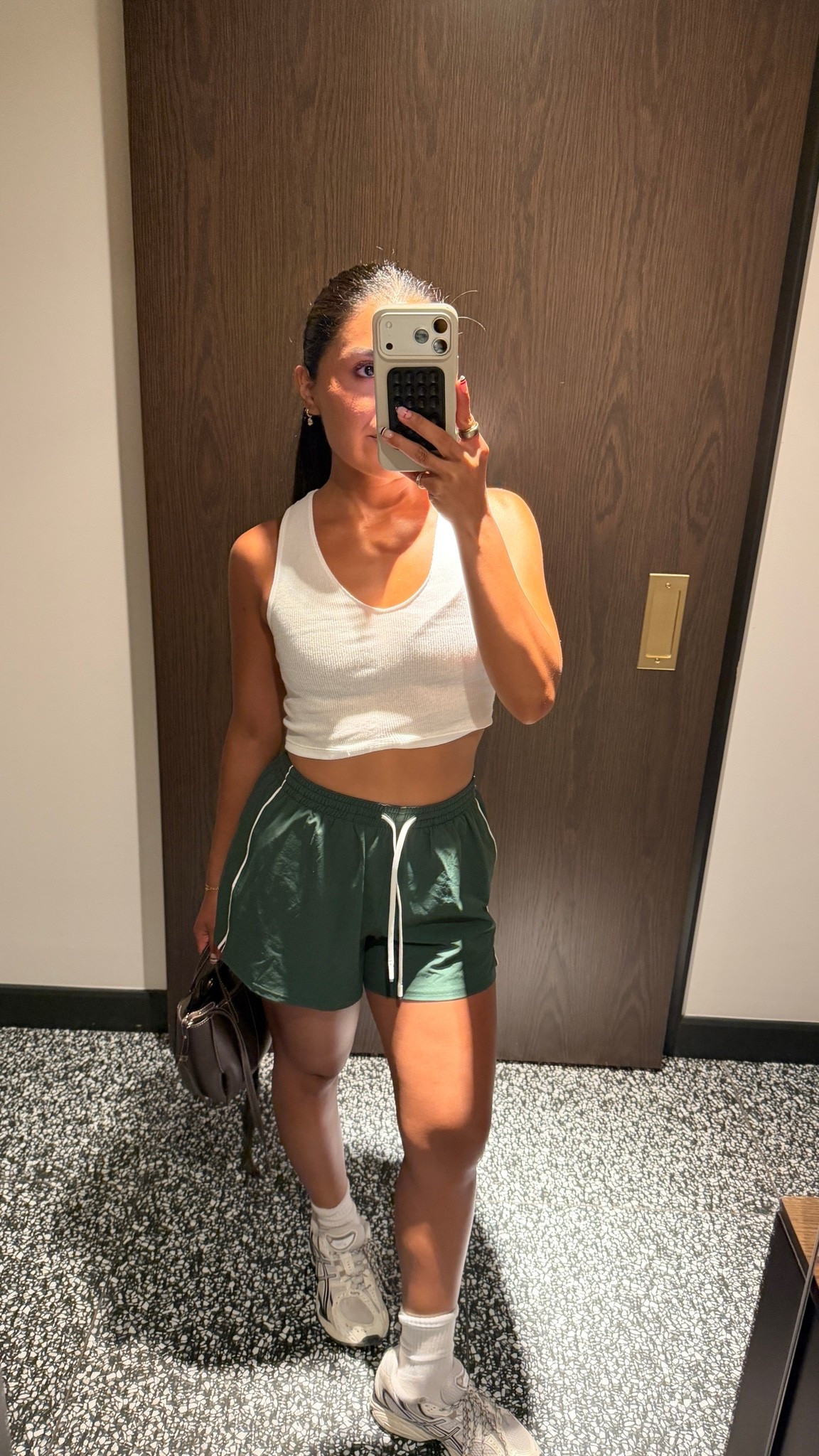Size 6 shorts! Mine came with a white drawstring :)
