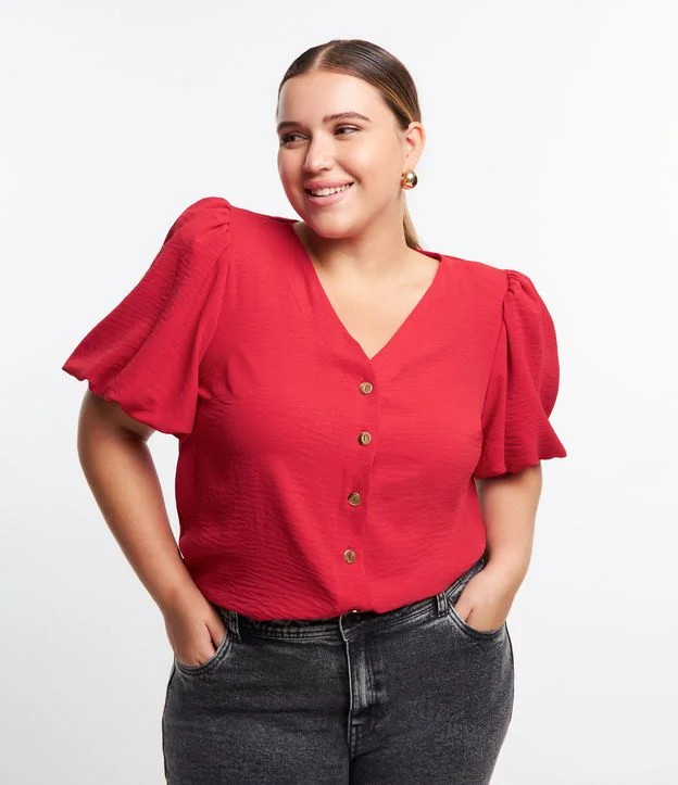 Blusa em Crepe com Mangas Balonê e Botões Dourados Curve & Plus Size Vermelho | Renner (BR)