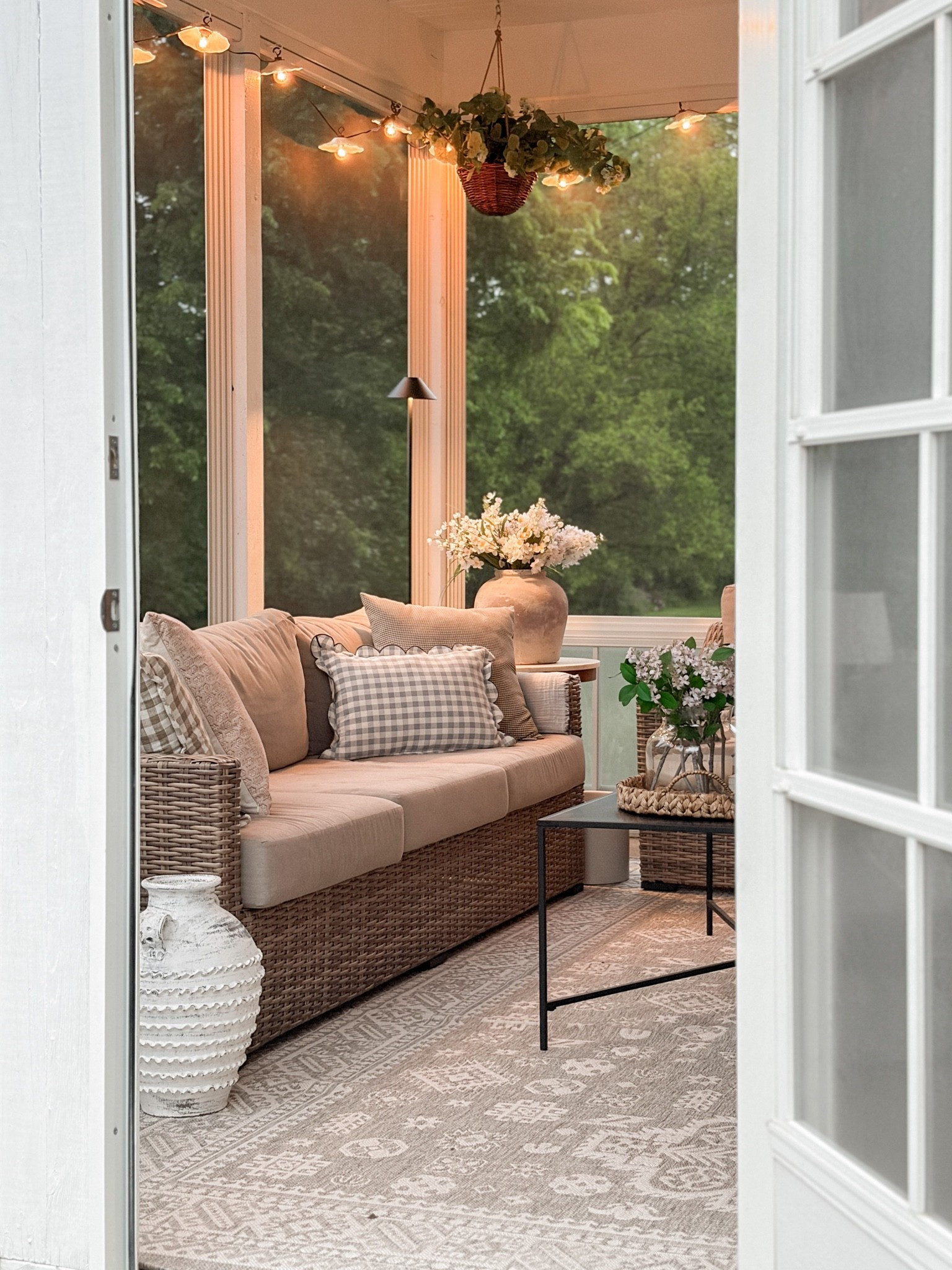 Outdoor decor I’m loving! Screened in porches can be cozy too!