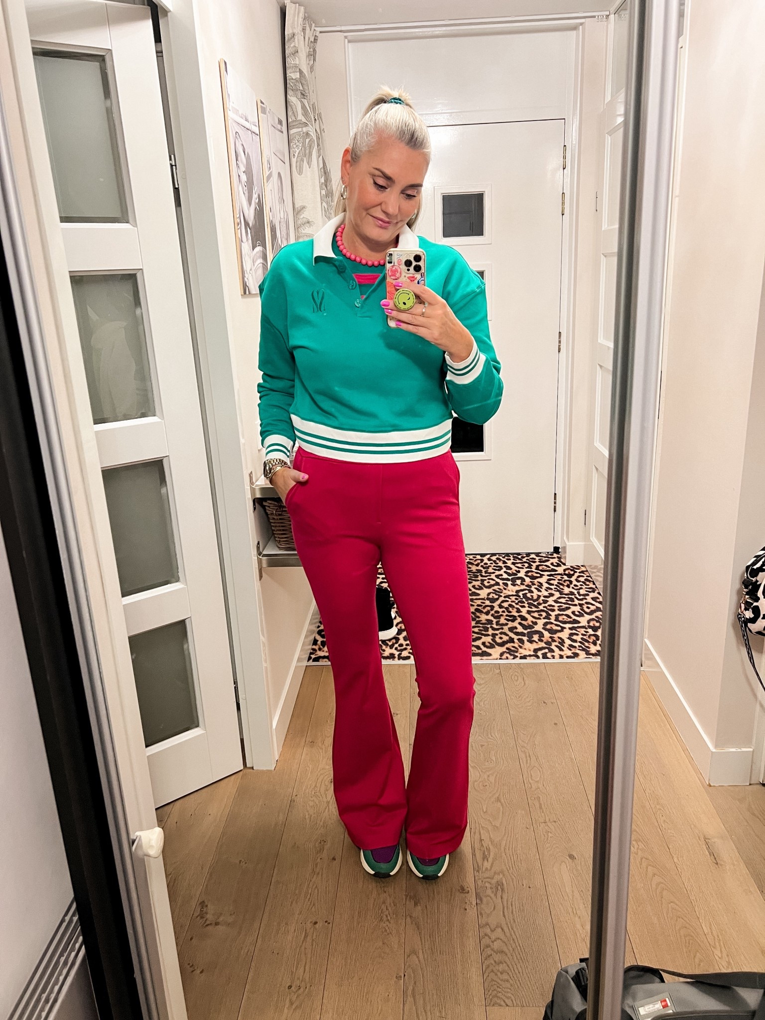 OOTD - Woensdag. On Wednesday’s we wear pink en dat doe ik deze week in een custom broek van Gutsy Fashion gecombineerd met een groene cropped polotrui (L) met daaronder een roze/groen gestreept T-shirt (Piombo) en een roze kralenketting. 



#LTKnederlands #LTKwinter #LTKeurope