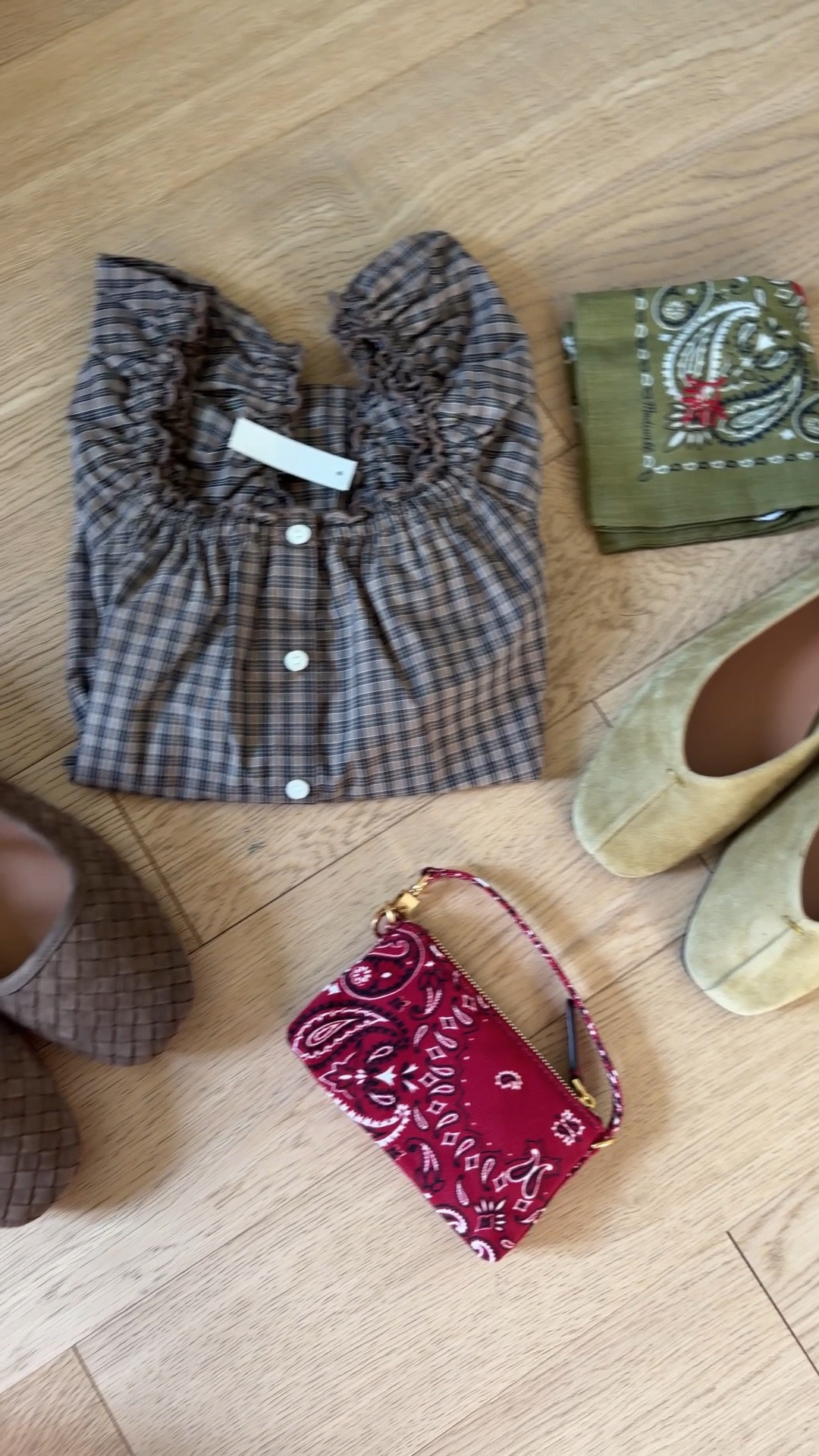 Pre-fall @Madewell purchases 😍
Olive flats: true to size
Woven flats: size up if between sizes

Bandana / bandana pouch / mini wallet / mini pouch / plaid top / suede flats

#LTKSeasonal #LTKSaleAlert #LTKgrwm