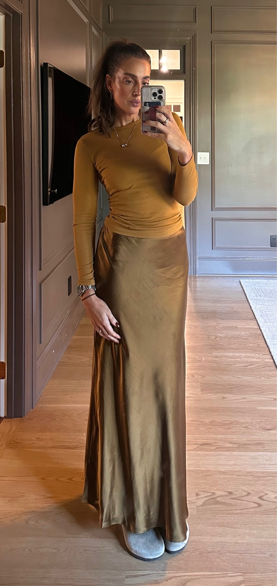 Whenever I feel like I have nothing to wear, or I'm feeling uninspired or blah, I always go monochromatic. It immediately makes even a long sleeved tee and ponytail look elevated. (Even with Birks on, which quite frankly I wasn't willing to give up today. )