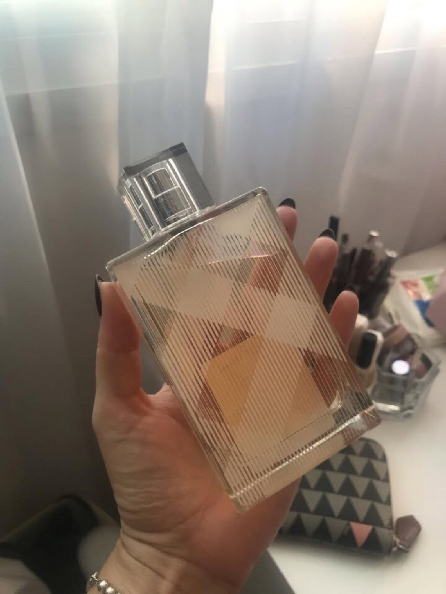6/135 - A lei do eterno retorno 💁‍♀️

Ontem comprei um perfume que usei quando tinha 18/19 anos e, meu deus, deveria ter feito isso antes!

Burberry Brit edt é um perfume cosmopolita e, apesar de ter notas doces na composição (açúcar, pera, baunilha, ambar…), ele não é enjoativo ou “comum”. 

Projeção e fixação dignas de um Burberry, ou seja, perfeitas! Era exatamente o que eu precisava pra melhorar meu humor ✨

#LTKbrasil #LTKbeauty