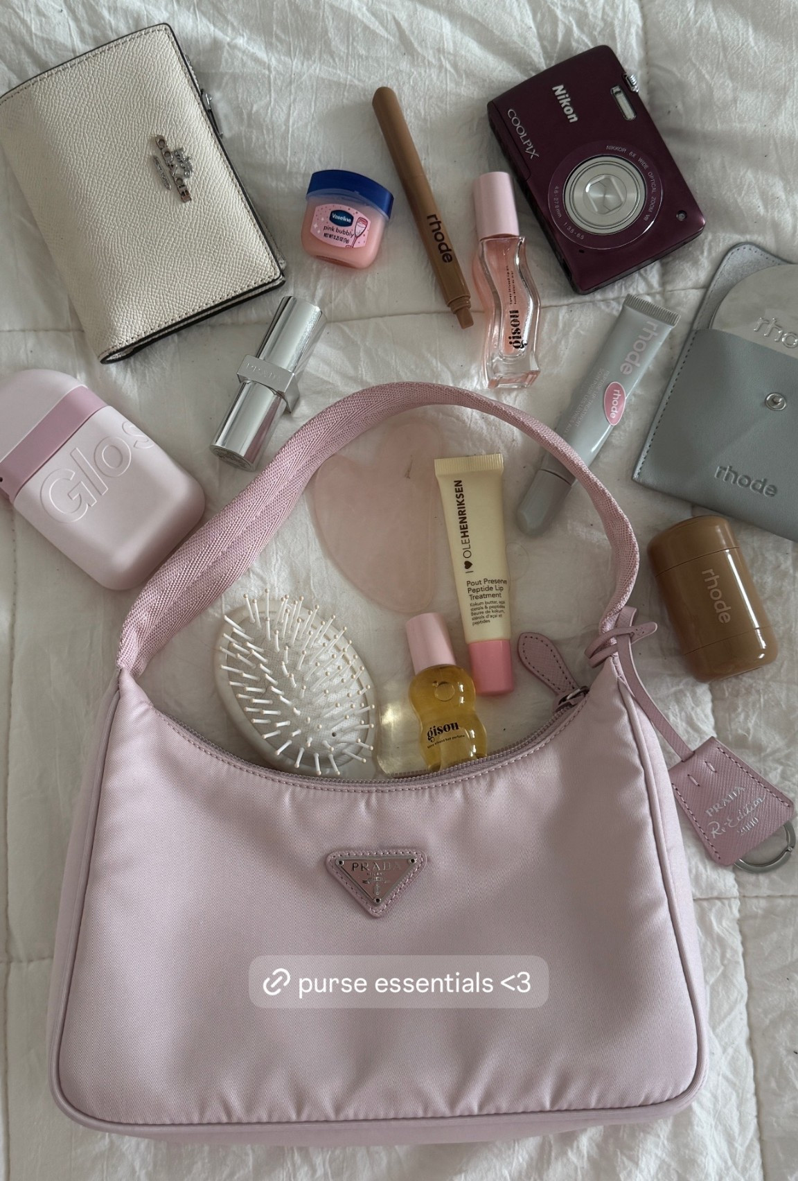 purse essentials 🎀

#purseessentials #pradapurse #gisoulip #rhode #glossier #whatsinmybag #trending #bagtour

#LTKTravel #LTKBeauty #LTKootd