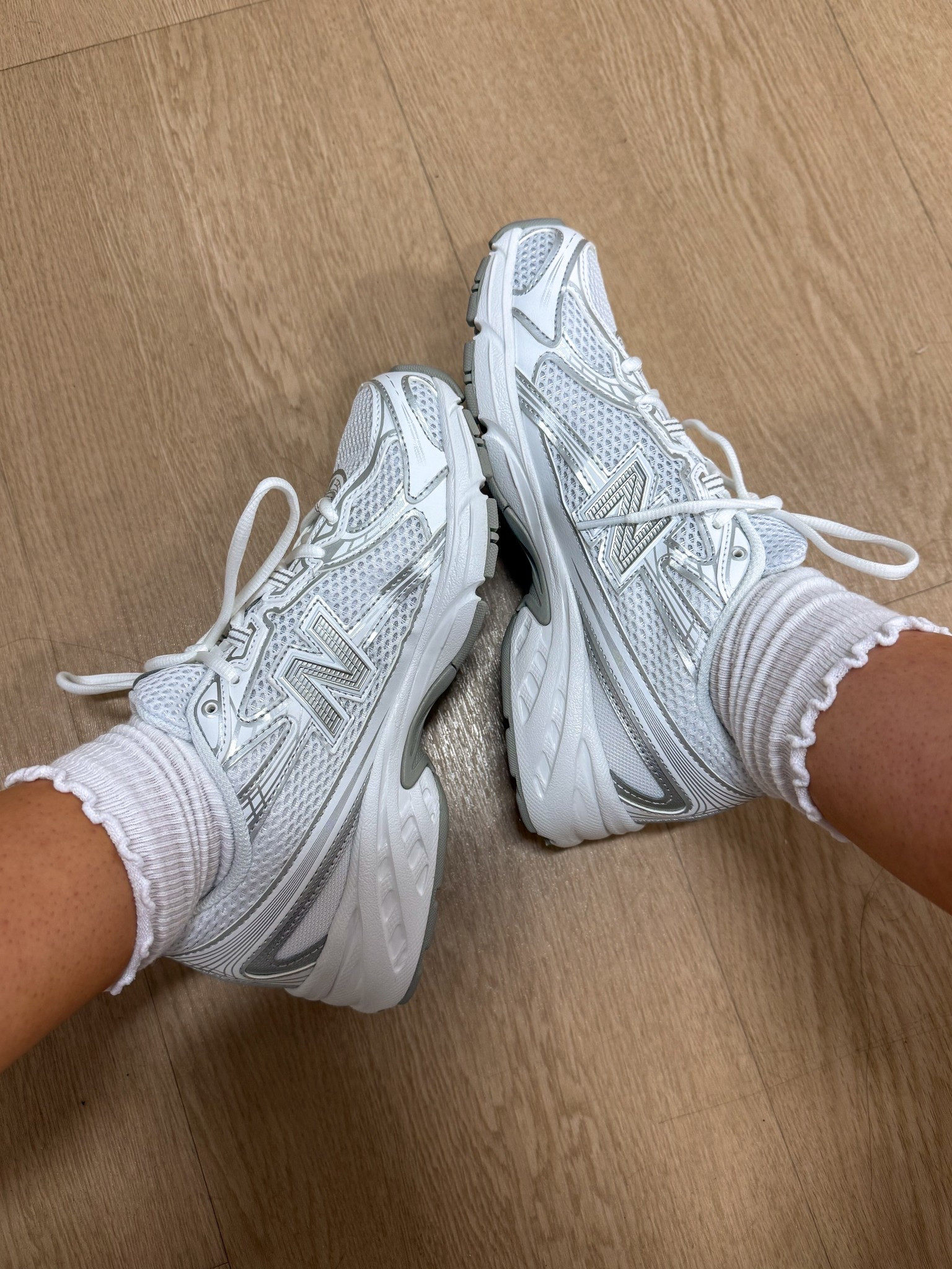 These NB’s are so cool😍 love the all white and silver to match all my workout fits!
I’m wearing size 6 youth and I am size 7.5 women