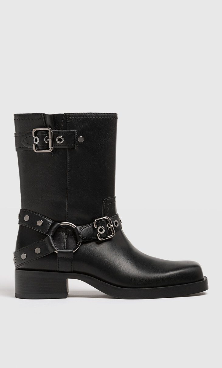 Bottines plates style motard avec boucles - Bottes et bottines femme | Stradivarius France | Stradivarius (FR)