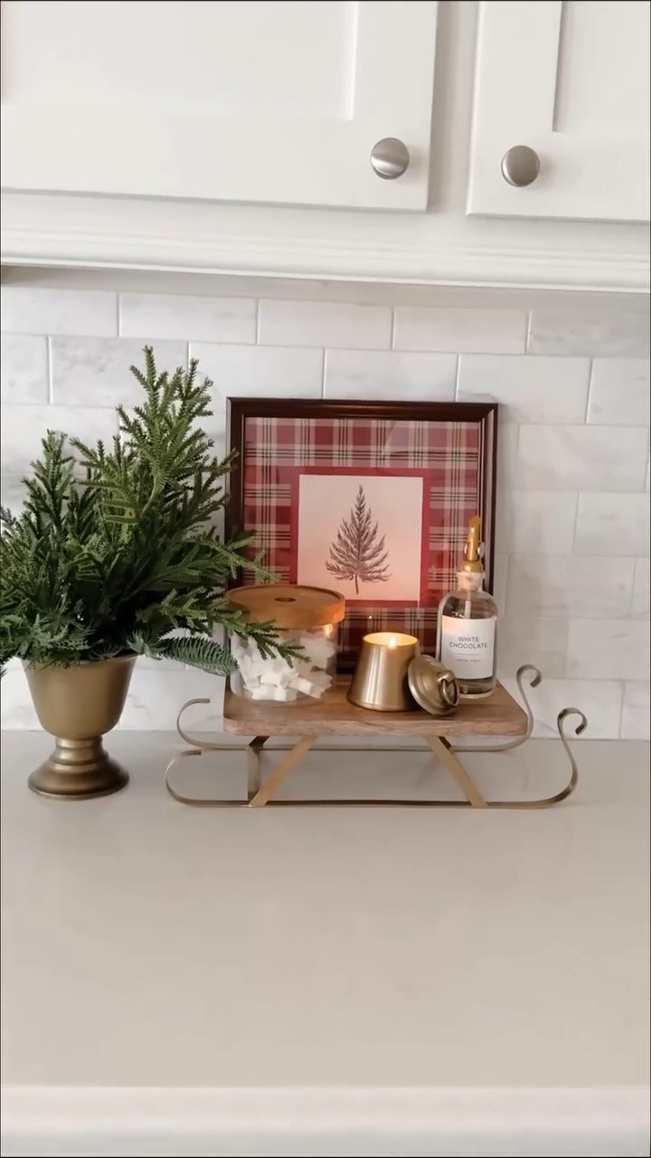 Let me show you how to turn your coffee bar into a cozy Christmas moment ☕🎄
 🤍

#tistheseason #christmascoffeebar #coffeebar #christmasdecor #christmas #christmasdecorations #festivehome #holidaydecor #cozyhome

#LTKmorningroutine #LTKHome #LTKHoliday