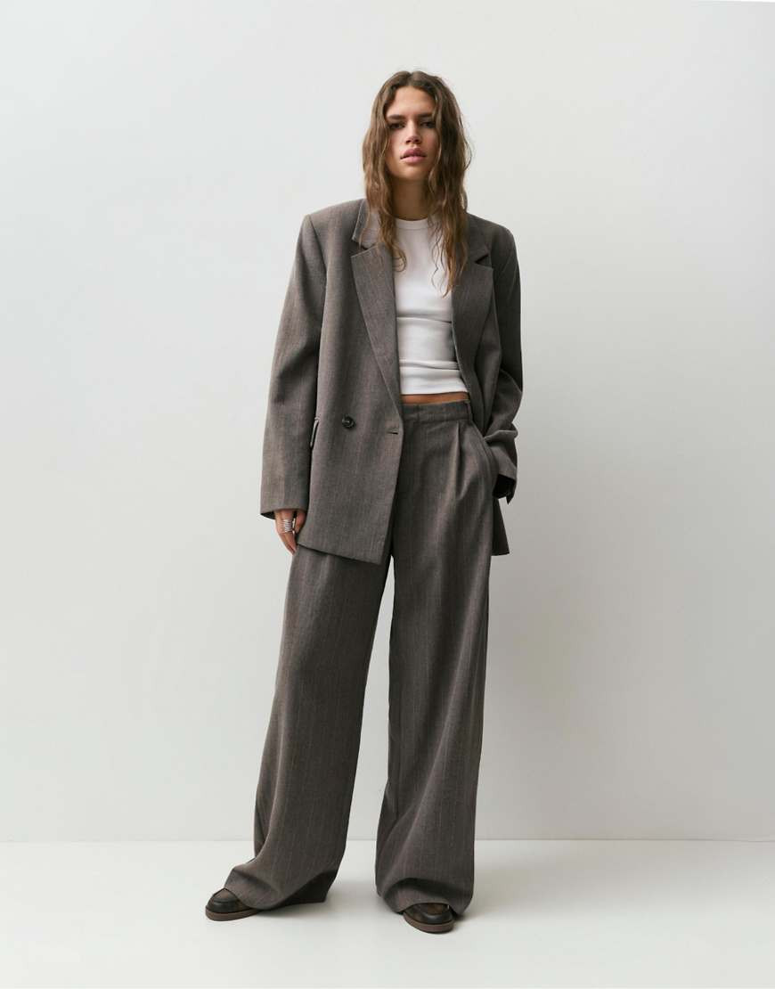 Pull&Bear – Zweireihiger Blazer in Maulwurfbraun mit Streifen-Brown | ASOS (Global)