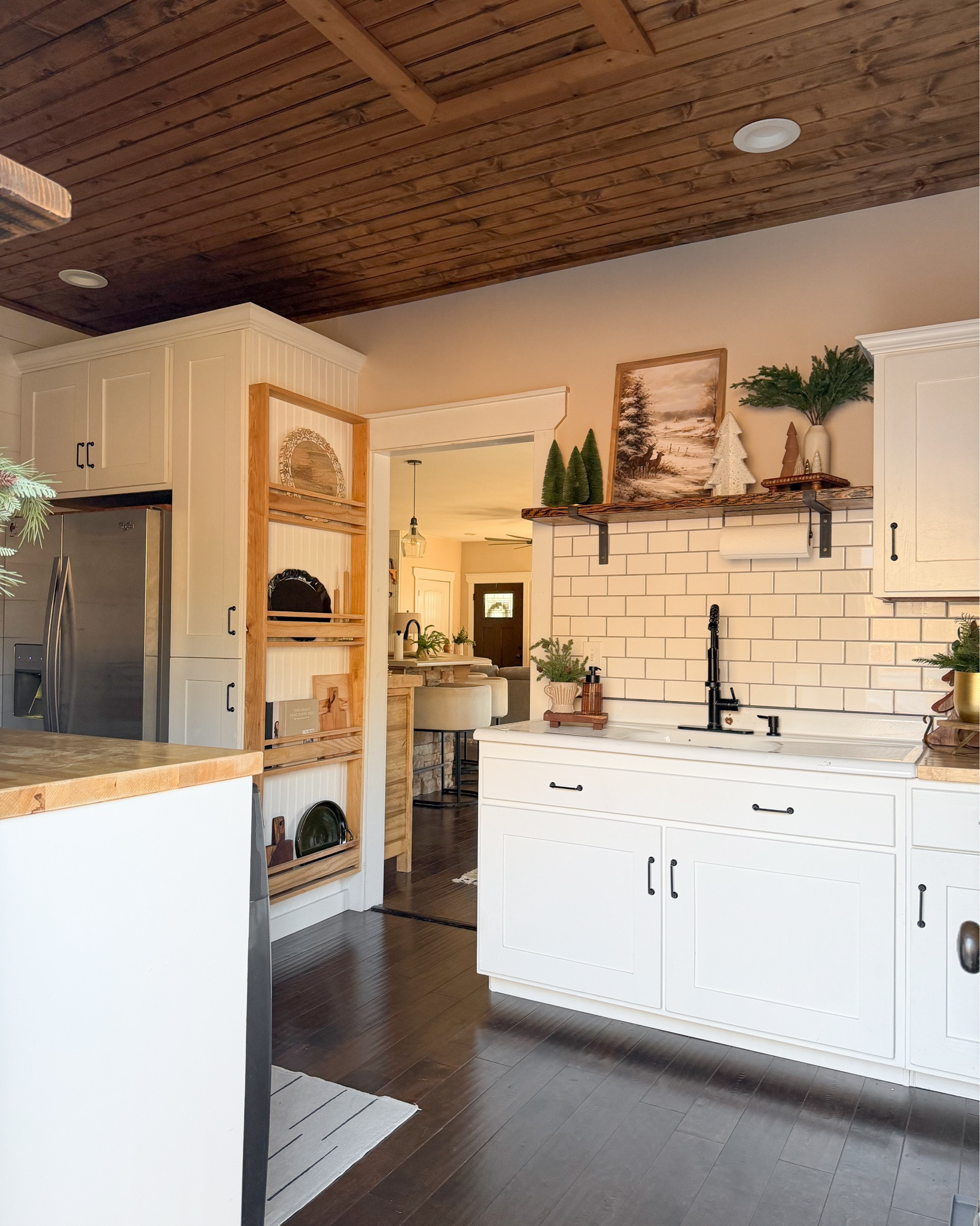 Winter laundry room 🌲🤎

#LTKHome #LTKdayinmylife #LTKSeasonal