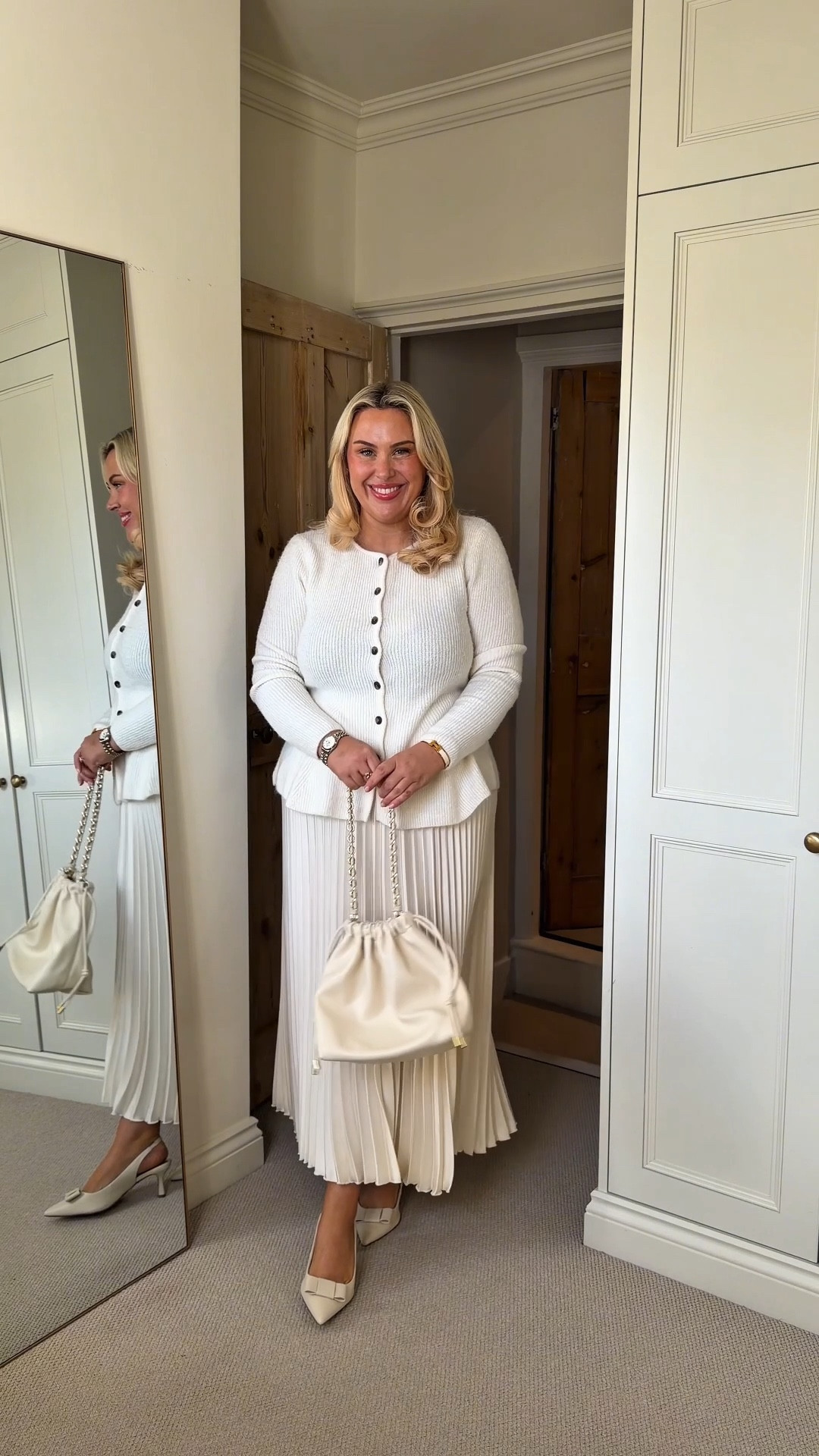 Struggling with Christmas outfits for your size 16/18 body? Well I’ve got all the plus size inspo for you! 💋🎄🥂

Let me know your fave 1,2,3,4 or 5? ✨

#plussize #christmasoutfits #size16 #fashion #hm #highstreet 