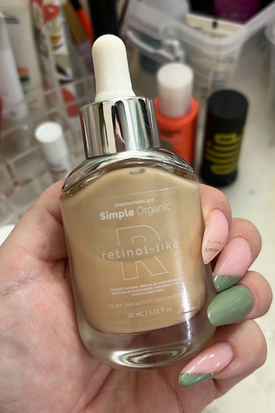 Se algum dia, eu tivesse que escolher um único produto de skincare para usar o resto da vida, o escolhido série esse: 
RETINOL LIKE da Simple Organic.

É um produto simplesmente incrível, daqueles que você vai usar e não vai mais conseguir ficar sem.

Fórmula leve, mas muito eficaz no combate à acne, reduz linhas de expressão e melhora o aspecto da pele.

Ele é 100% natural, vegano, super seguro para sua pele e pode ser incluído na sua rotina noturna e também diurna (simmmm, mas não esqueça do protetor).

É indicado para peles oleosas e peles maduras, pois ajuda a reduzir a acne, controla a oleosidade e uniformiza o tom da pele.

Ele é o meu Top #1 com toda certeza!

#LTKover40 #LTKbeauty #LTKbrasil