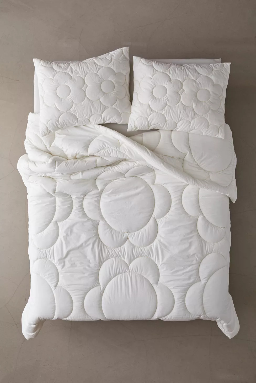 Daisy Puff Organic Cotton Percale Comforter | Urban Outfitters (US and RoW)