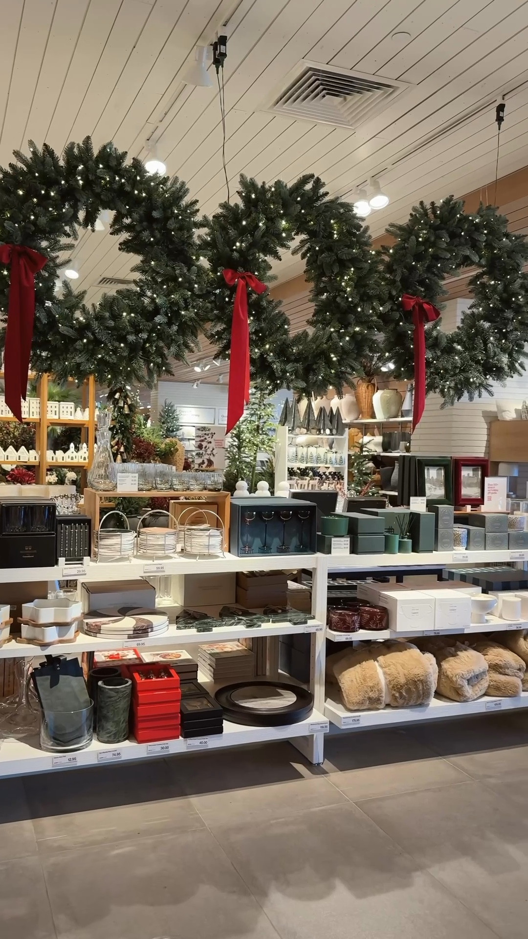 It’s officially that time again… Christmas in every corner 🤎🎄 the best time of year 🥲

#CreightonBarrelChristmas #PotteryBarnChristmas #ChristmasDecor #Wreath #ChristmasGarland #ChristmasCandle #HolidayDecor #HolidayShopping #ChristmasShopping #Gingerbread #Teddy bear #RalphLaurenChristmas