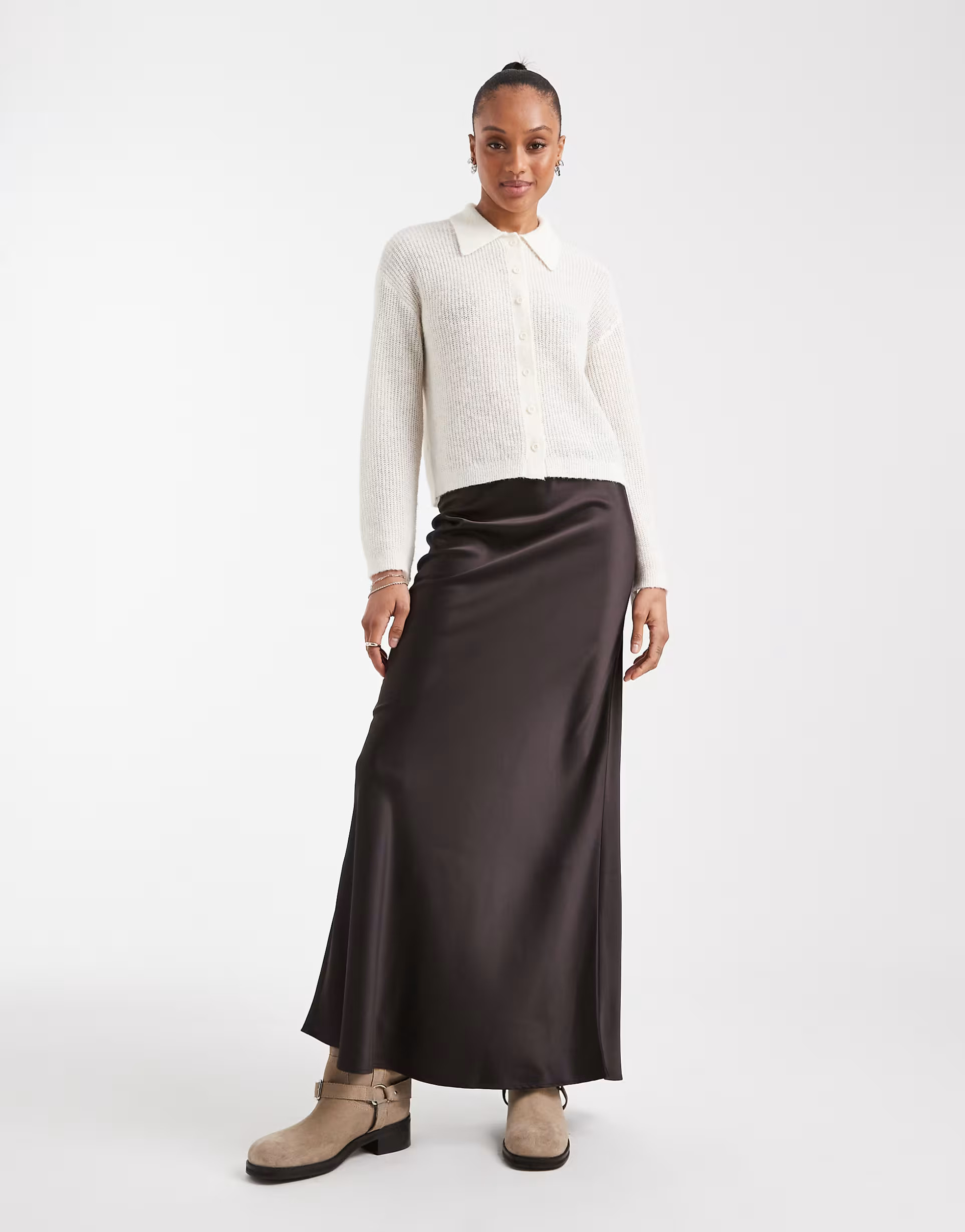 Vero Moda Tall - Midi rok van schuin gesneden satijn in chocoladebruin | ASOS | ASOS (Global)