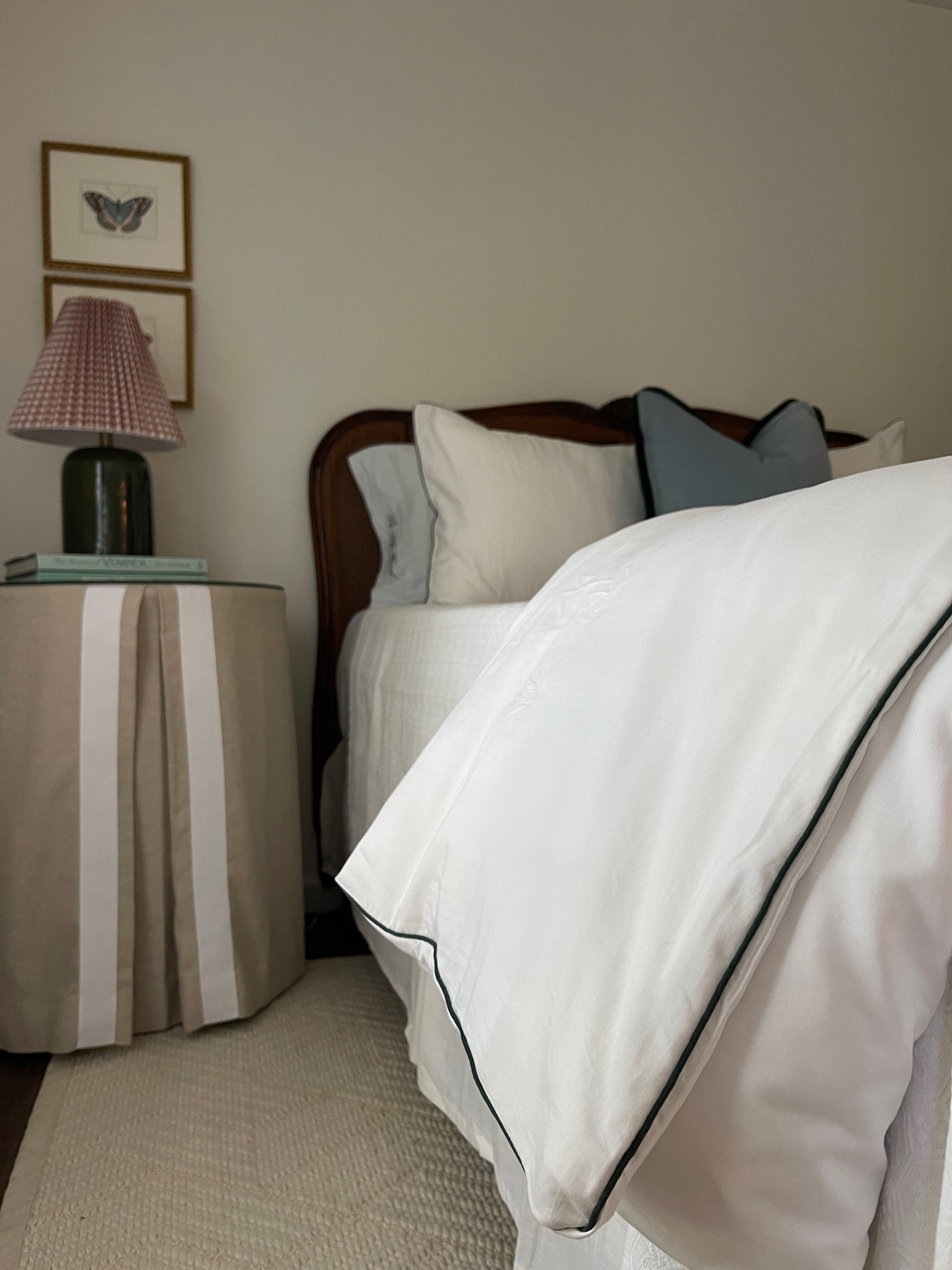 Guest bedroom details here!! Use ANNIE20 for 20% off the Pippen House zipper duvet system. 