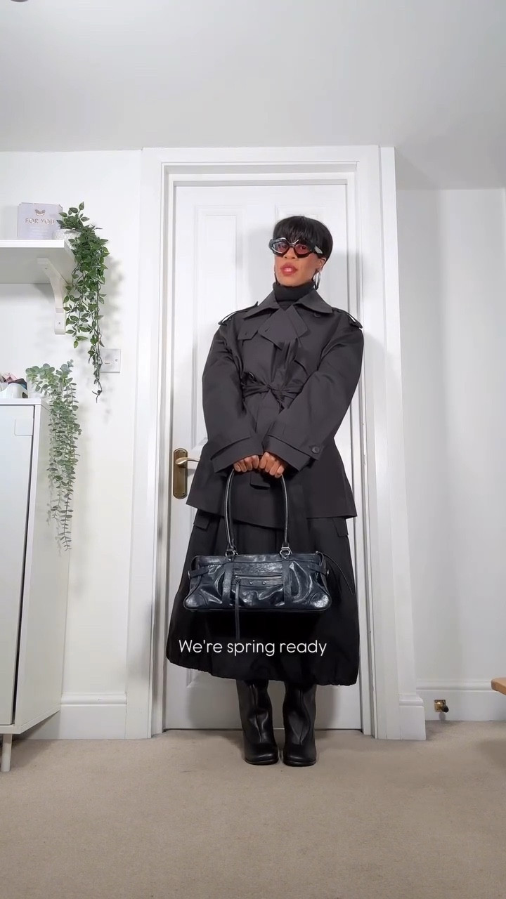 It might be spring but the weather in London can still be a mixture so we can definitely still wear all black! The trench coat is a spring staple but you can mix it up by going with a different classic colour. I picked this one up from @weekdayofficial skirt boots and bag are all from @urbanrevivo Links will be in my LTK in my bio 💋#allblackoutfit #springoutfit #trenchcoatoutfit #styleover30 #fashioninspo