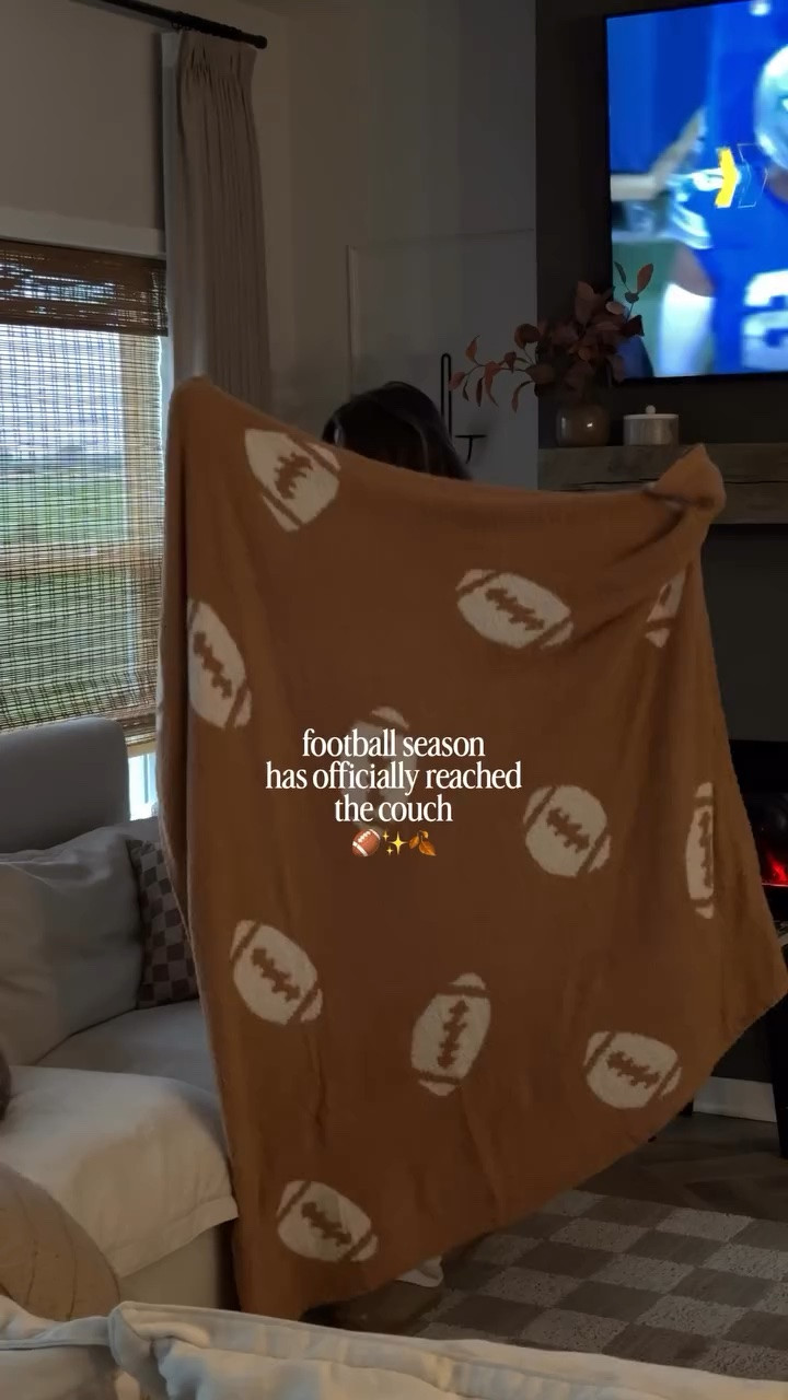 Football has officially made its way into the home decor 😂🏈

But when it’s this cute + cozy, I’m not even fighting it. This one is definitely staying out all season.

Drop BLANKET and I’ll send 💌 

#footballseason #gamedaydecor #cozyhomedecor #cozylivingroom #fallhomedecor