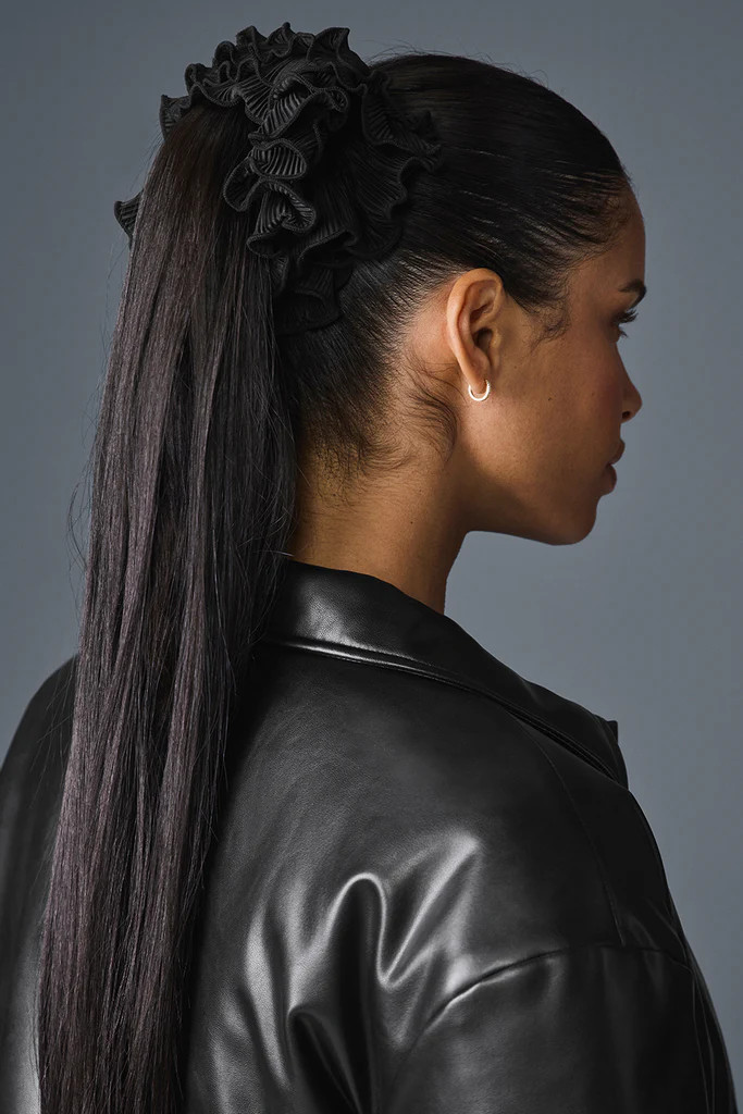 Micro Plisse Oversize Scrunchie - Black | Alo Yoga (US)